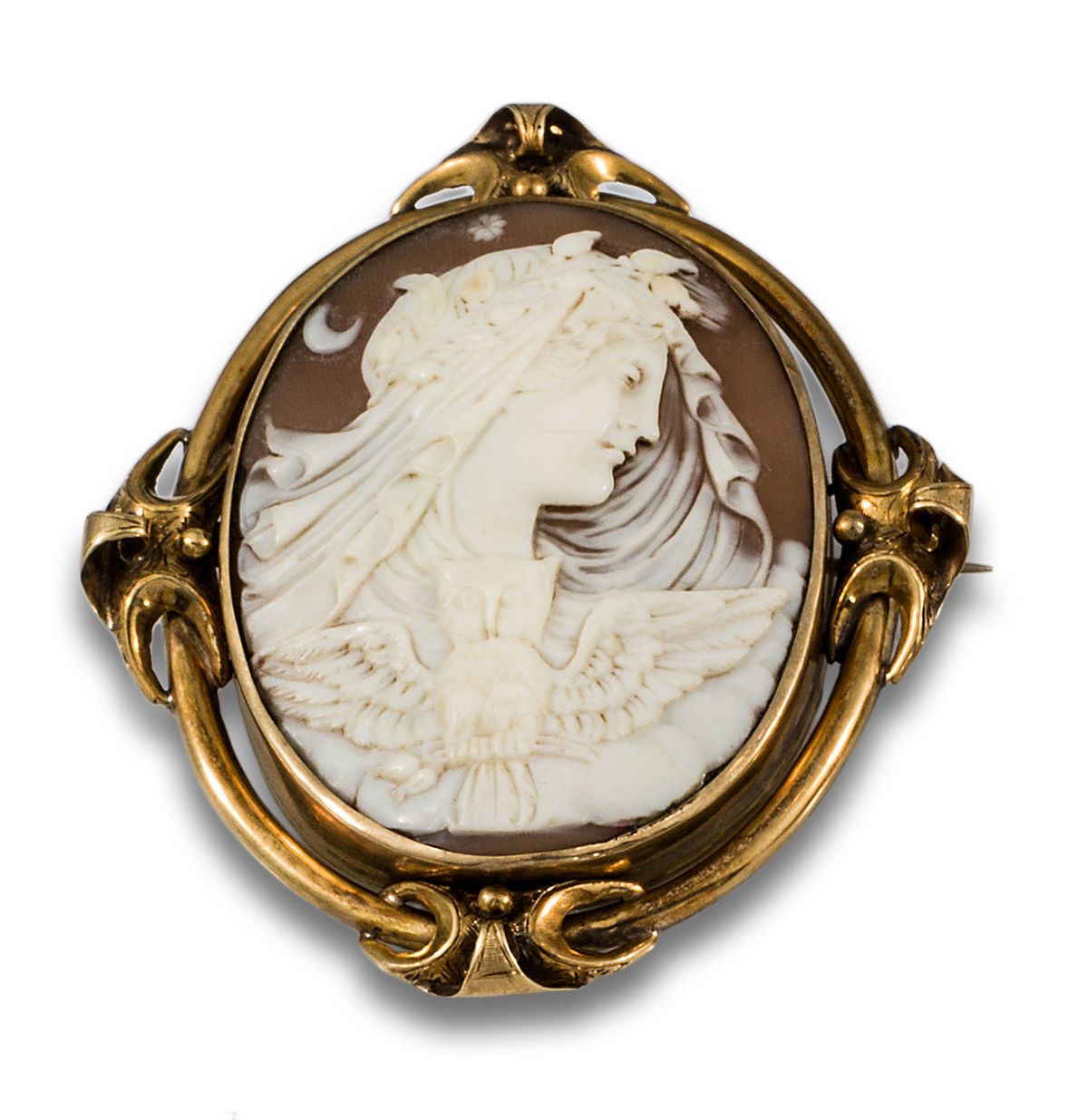 Gold cameo brooch 浮雕胸针，约19世纪，18K黄金，双色玛瑙被卷轴框住，在棱形ET上打孔。