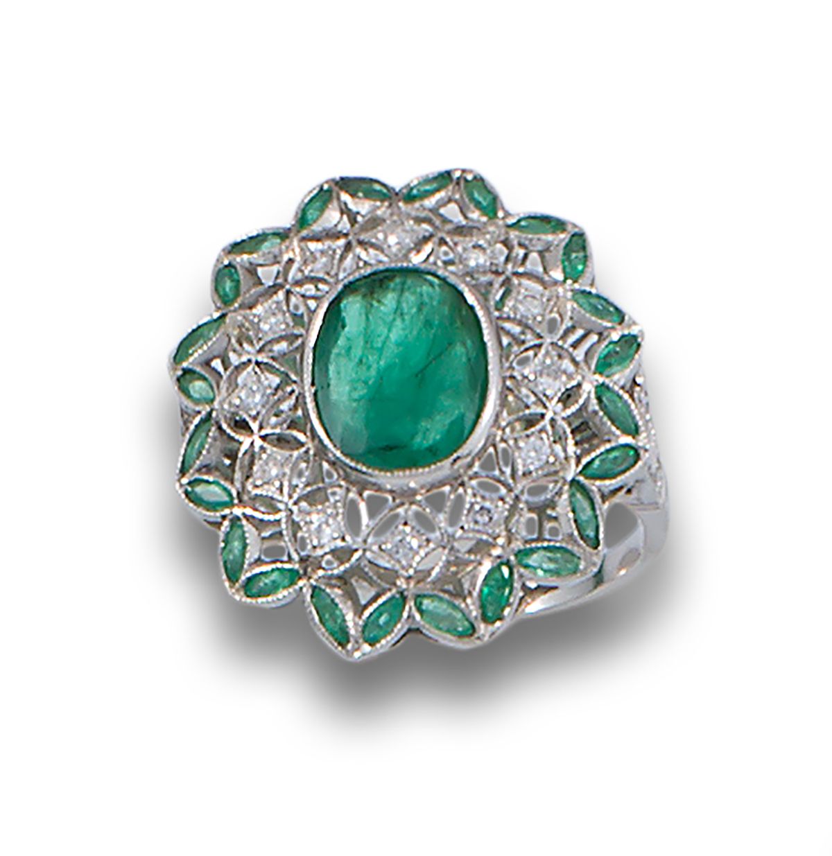 PLATINUM EMERALD DIAMOND DECO RING 装饰艺术风格的铂金枕形切割祖母绿镀金中央戒指，配以钻石和祖母绿的镂空戒体 .