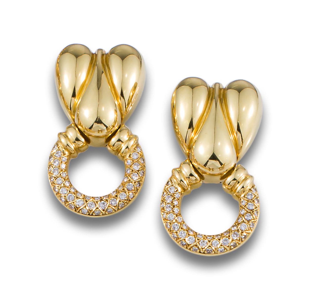 GOLD HOOP EARRINGS BOMBE DIAMONDS 18K黄金长耳环，上半部分有bombé图案，戒指上有明亮式切割钻石 .