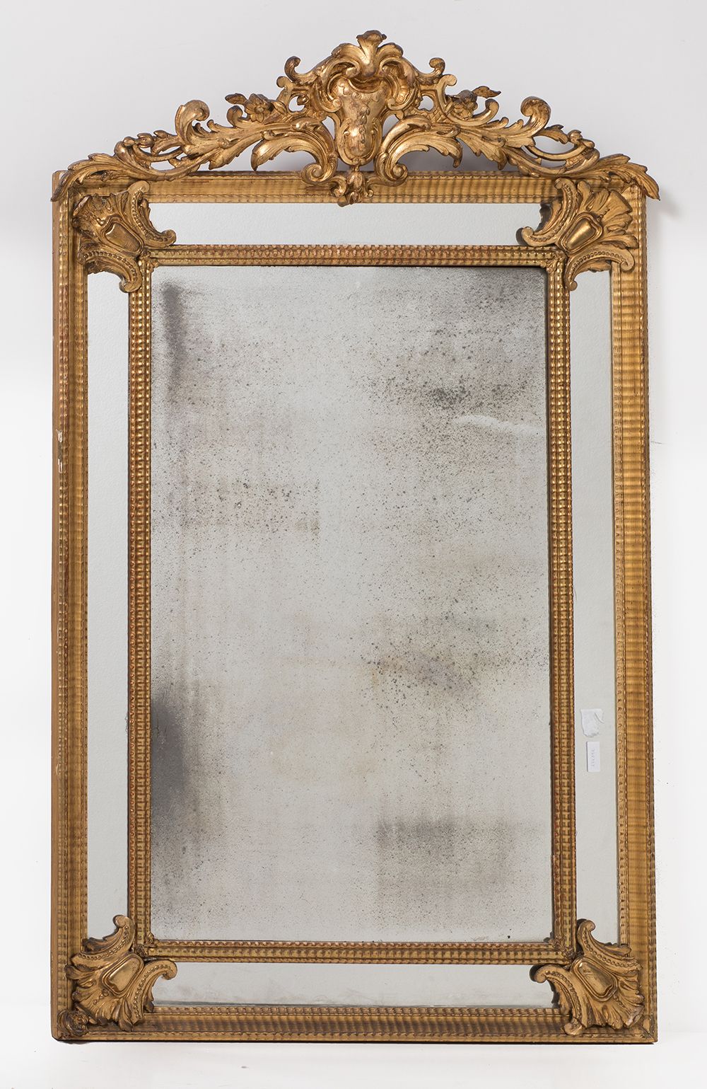 Gilded wooden mirror 伊丽莎白时代的镜子，雕花框架镂空的卷曲和镀金的西班牙S.XIX Entrecalles镜子。古老的月亮小redorad&hellip;