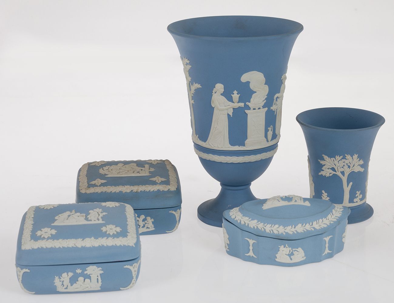 Set of five Wedgwood pieces 一套包括三个有盖的盒子和两个Wedgwood浮雕瓷瓶英格兰20世纪，有不同的形状和古典的装饰。 19厘米&hellip;