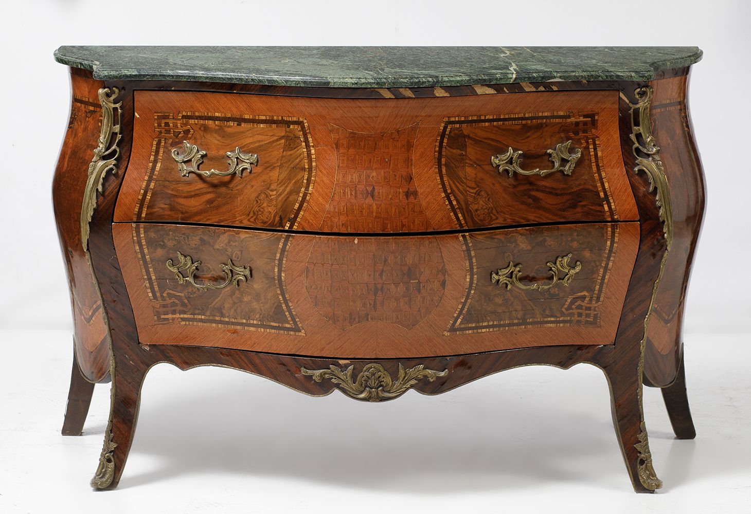 Louis XV style chest of drawers 路易十五风格的抽屉柜，两个抽屉有镶嵌装饰的镀金金属应用和绿色大理石面板。91 x 145 x 5&hellip;