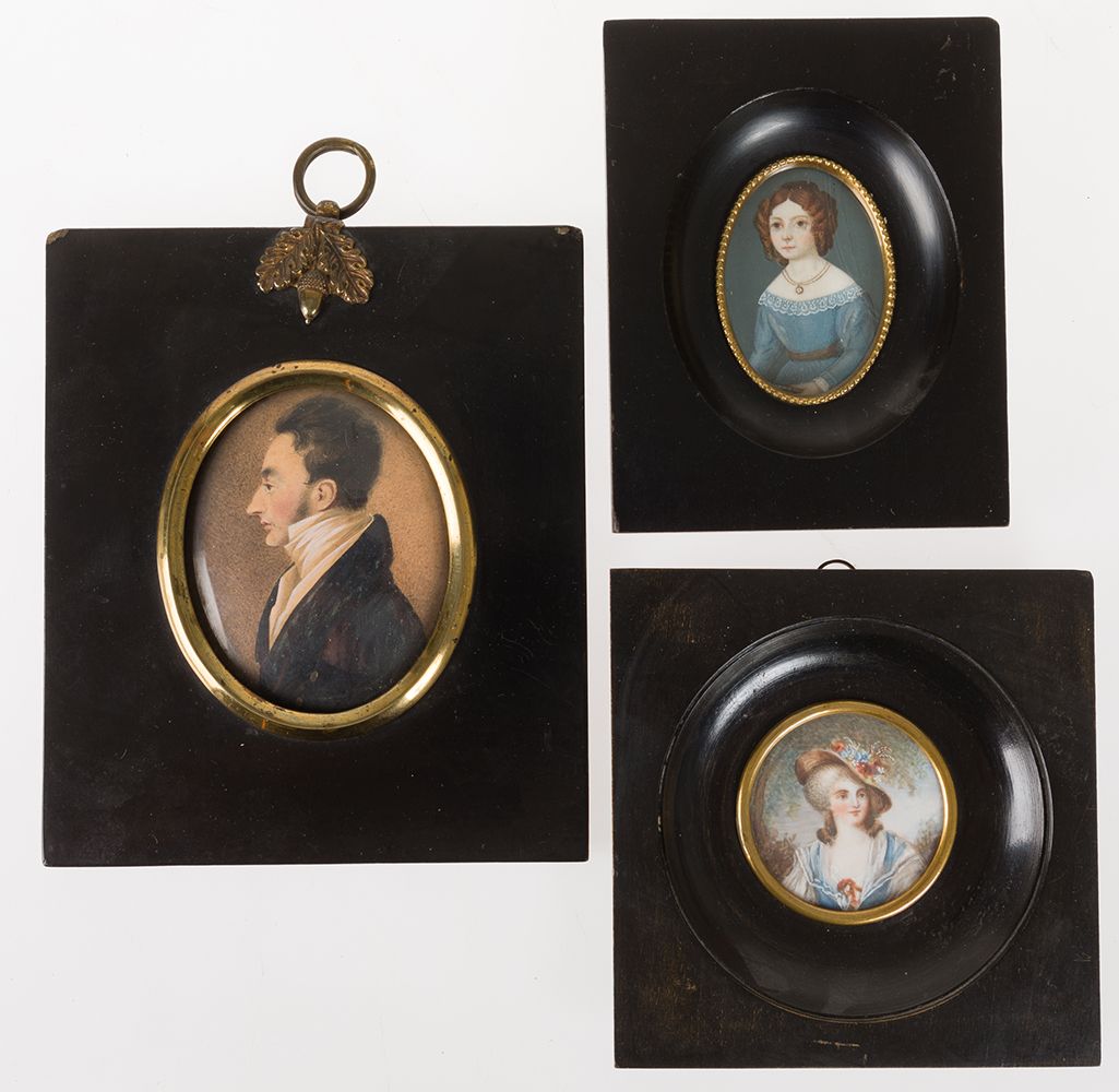 EUROPEAN SCHOOL (Late 19th / early 20th century) "Portraits" 拍品包括三幅微型画，两幅女士肖像和一幅&hellip;