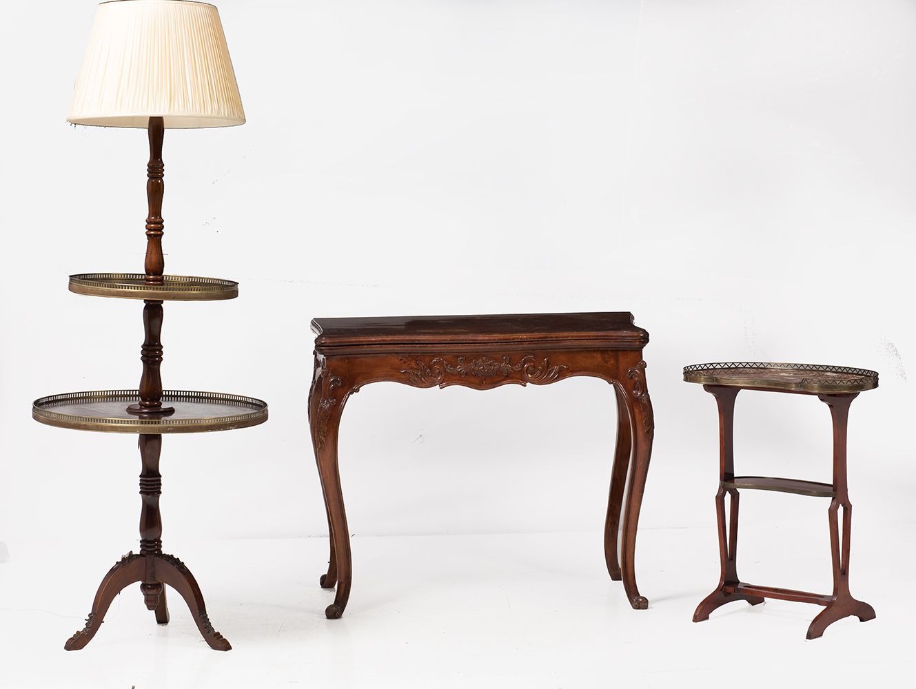 Louis XV style set table 路易十五风格的游戏桌，用雕刻的橡木模拟桃花心木。 缺少清漆。20世纪 关闭：77 x 90 x 43厘米。