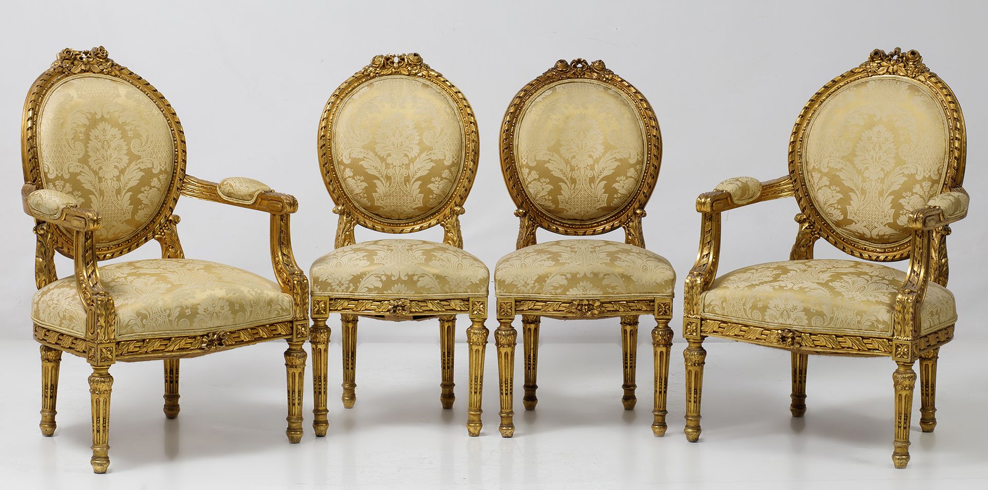 Two gilded Louis XVI style chairs and 2 armchairs 一套两把扶手椅和两把路易十六风格的椅子，雕刻和镀金的木头上面&hellip;
