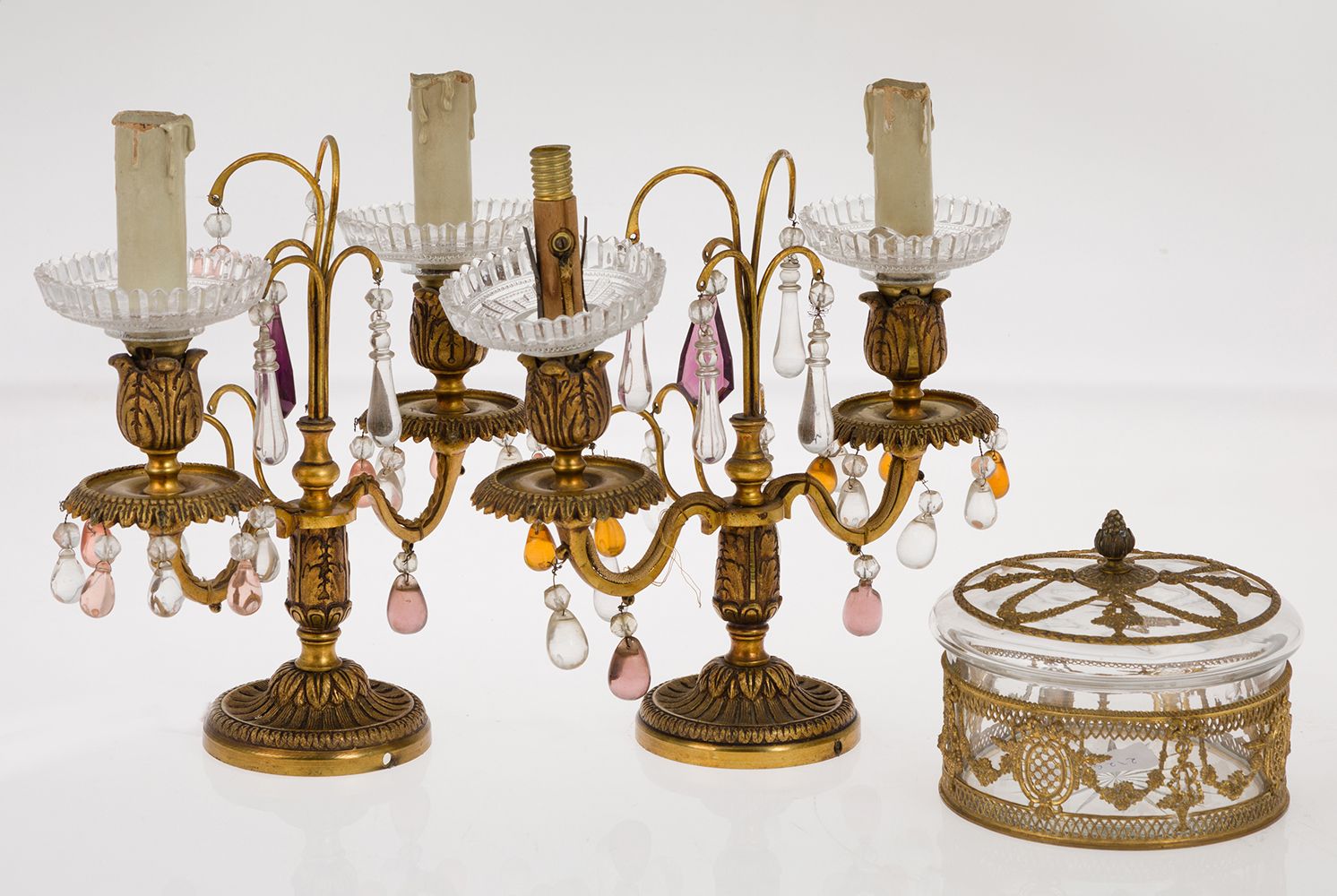 Pair of two-light lamps 一对金属镀金的路易十六风格的台灯。二十世纪初。他们有缺点，需要改过自新。.26厘米高。一对镀金的金属灯