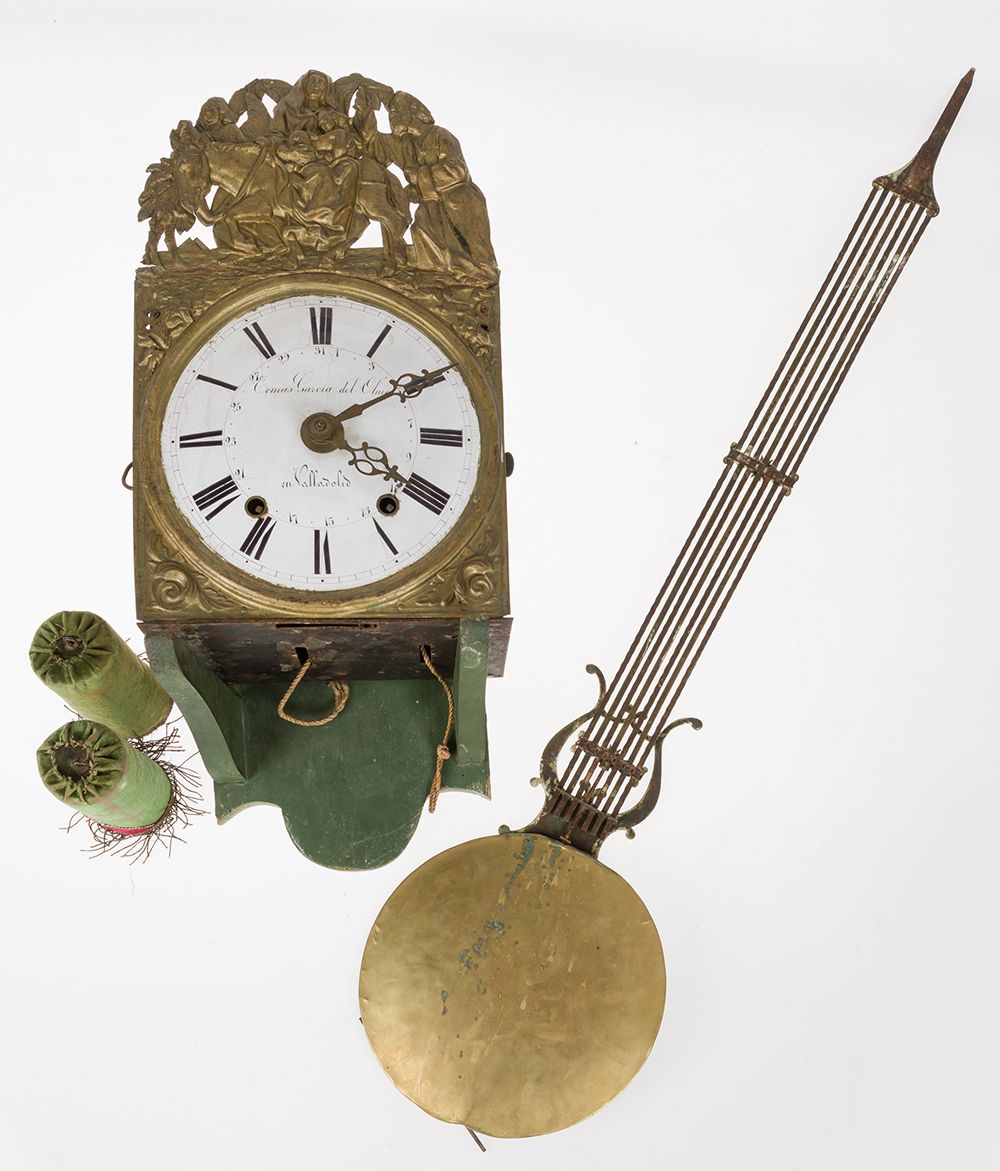 Clock with pendulum 19th century 西班牙钟，带摆和砝码 19世纪。盒子上有金属浮雕，有逃往埃及的场景。刻有 "Comas Gar&hellip;