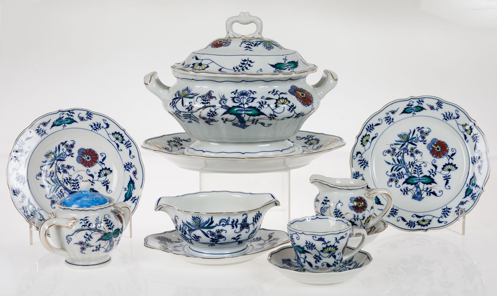 Blue Danube porcelain tableware Japan 20th century 蓝色多瑙河日本珐琅彩瓷餐具20世纪。包括：12个餐盘和汤盘&hellip;