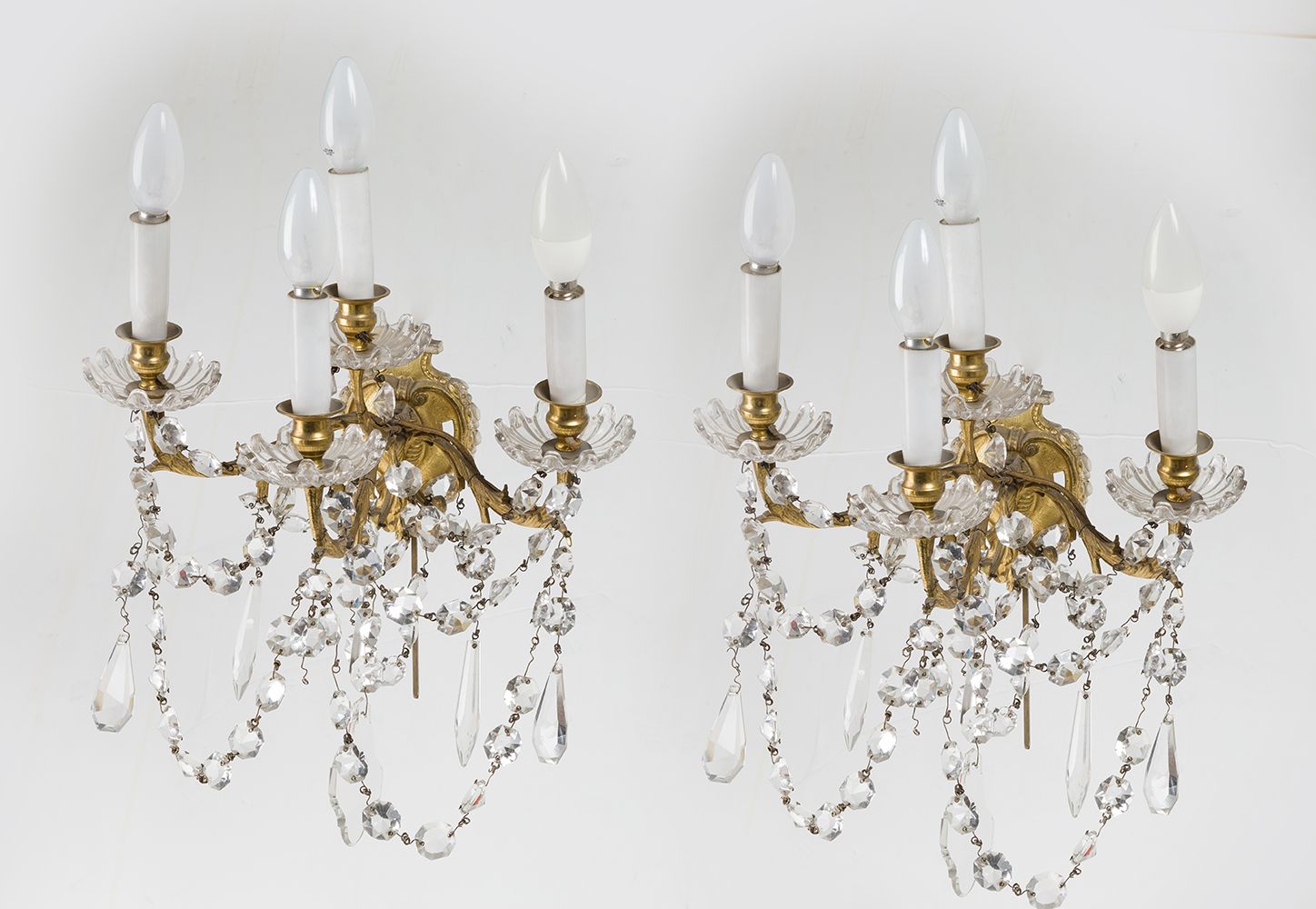 Pair of four-light wall lights 一对镀金金属和蒲公英和玻璃珠的壁灯。罗卡亚的四条弧形臂。 尺寸：37 x 39 x 25厘米。青铜&hellip;