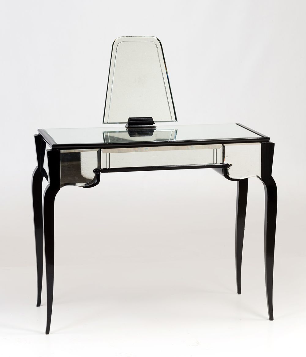 French dressing table 1930s 来自30年代的碳化木和镜面梳妆台 中央抽屉和Galbe腿。109 x 93 x 44 厘米。