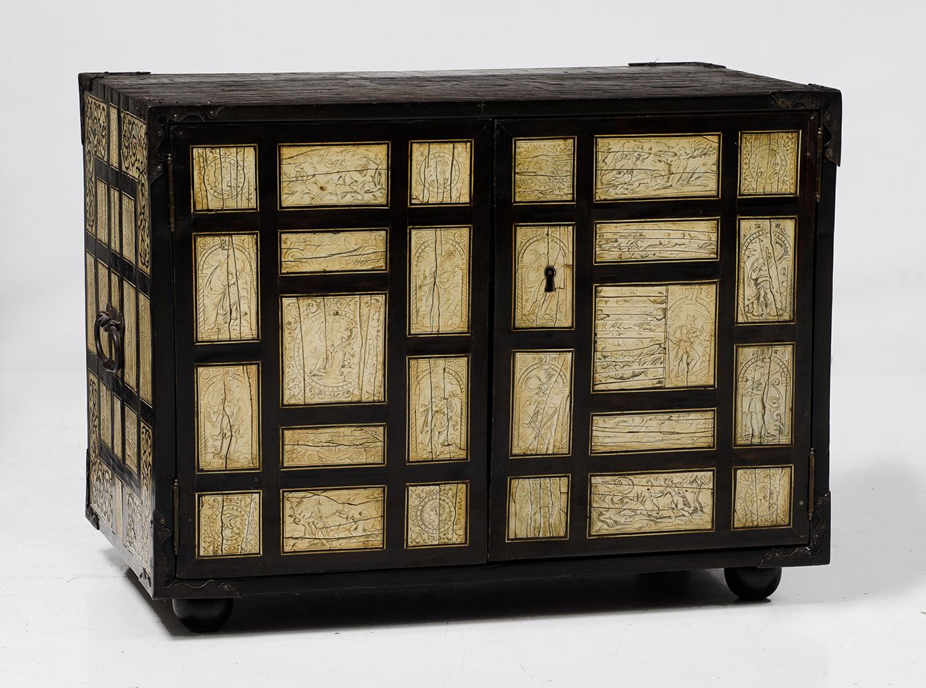 Flemish Cabinet Cestino a due ante, di gusto italiano, in legno ebanizzato e pla&hellip;