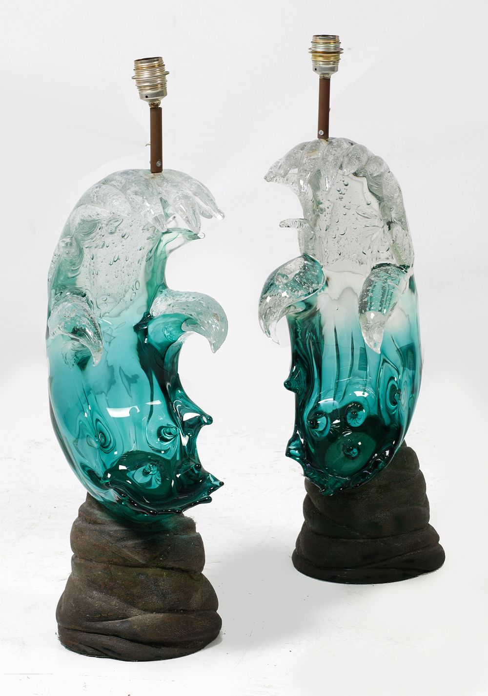 Pair of Murano glass table lamps 一对台灯，20世纪下半叶，用穆拉诺玻璃制成的波浪形，高83厘米。
