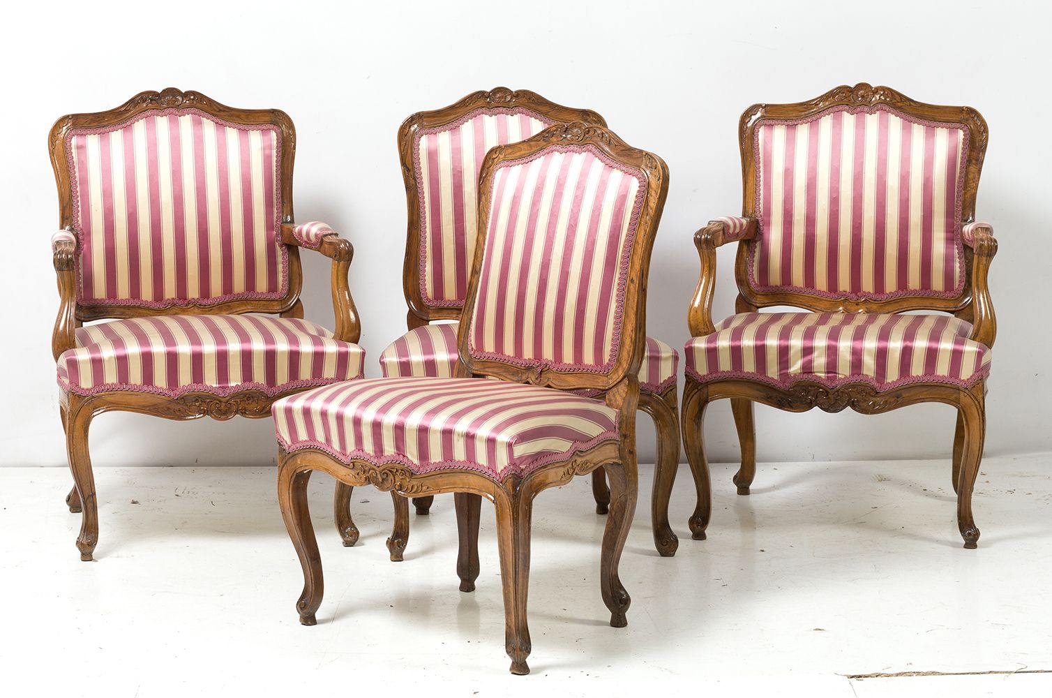 Two Louis XV armchairs and two Louis XV chairs 一套两把椅子和两把扶手椅，路易十五风格，胡桃木，有植物雕刻。扶手椅&hellip;