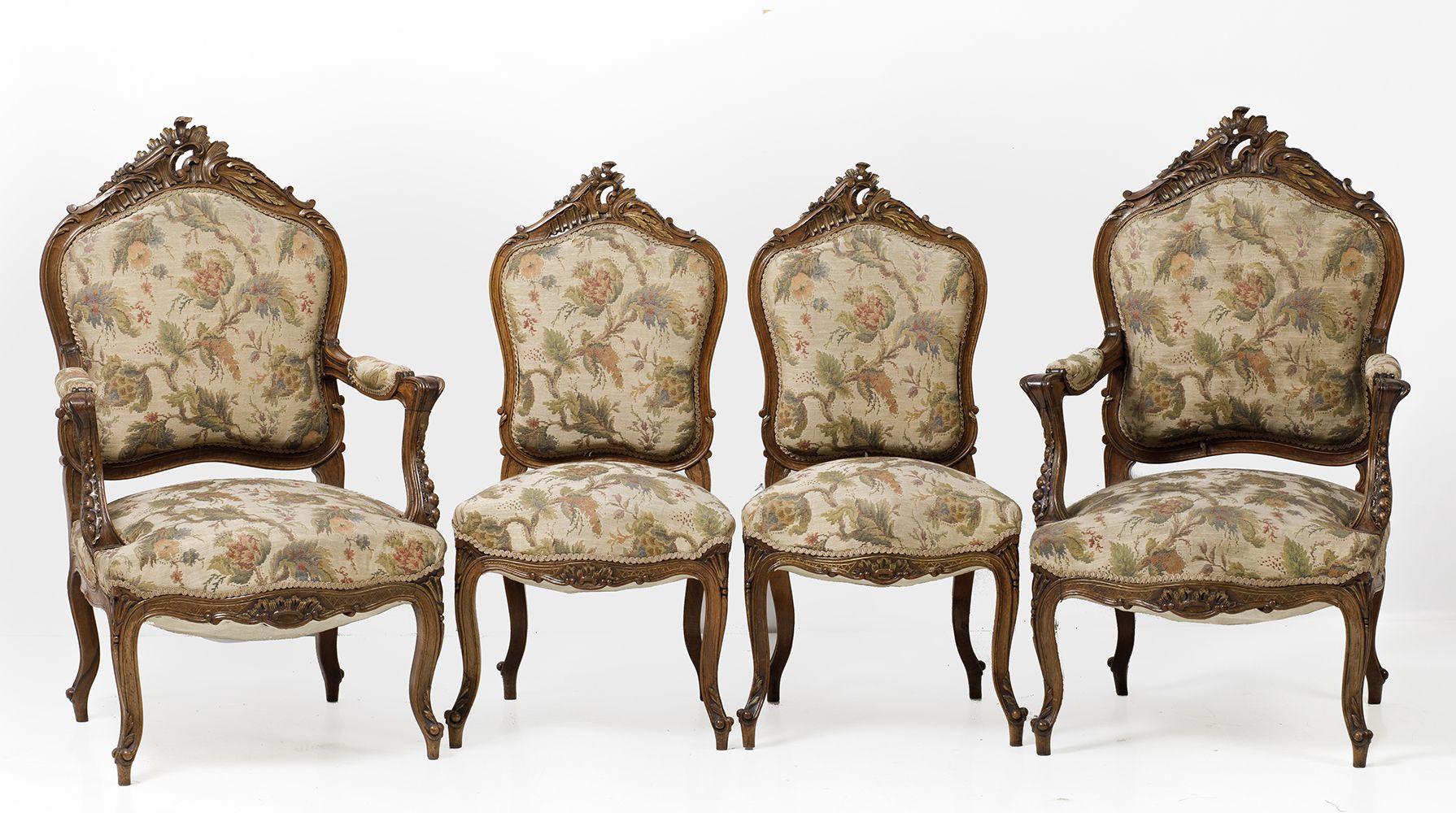 Pair of Louis XV style armchairs and two chairs 一对扶手椅和椅子，橡木雕刻，部分镀金，路易十五风格。背部顶着卷轴&hellip;