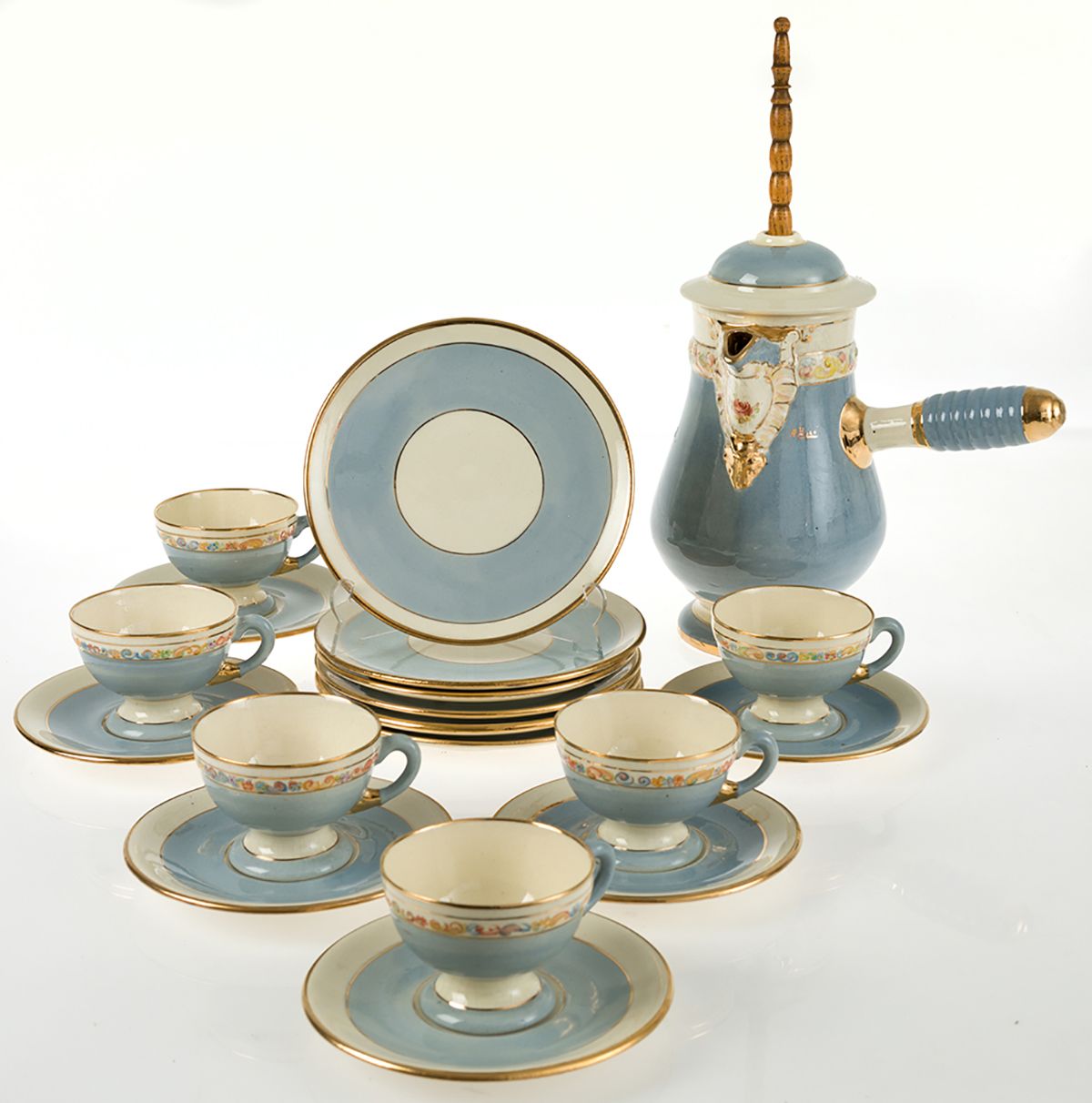 Peyro earthenware chocolate set 珐琅彩陶器巧克力套装，由安东尼奥-佩罗（1882 - 1954）制造。有天蓝色的珐琅，多色花的装&hellip;