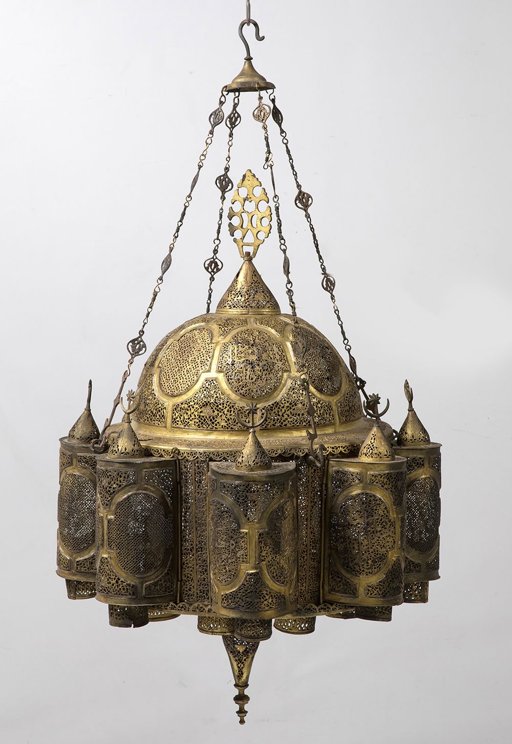 Arabian ceiling lamp 阿拉伯天花板灯，镀金金属，有阿图里克镂空装饰，比尔-威利斯风格。90 x 70 cm....