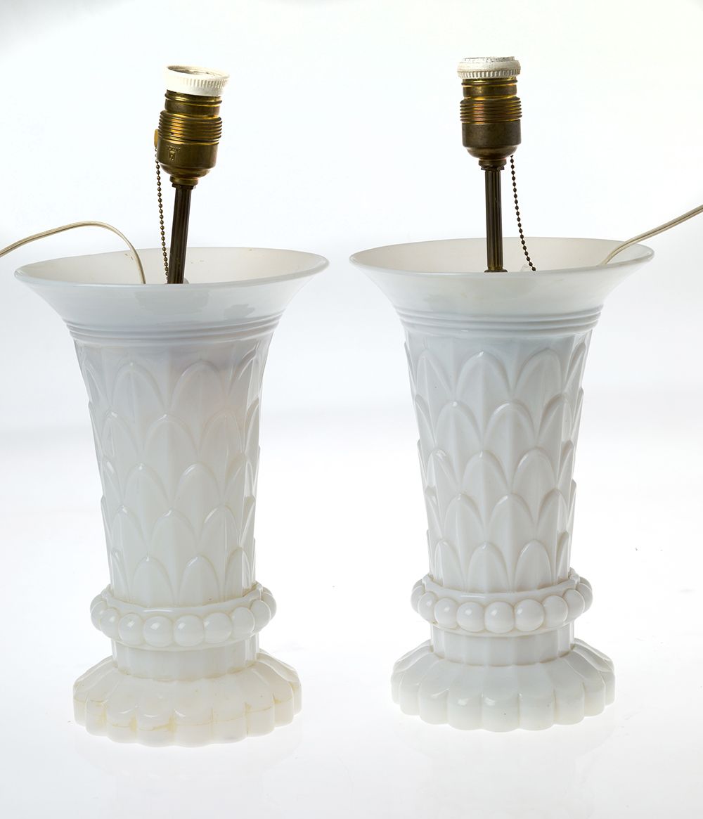 Pair of white opaline lamps 一对台灯，60-70年代，白色乳白色，高28厘米。