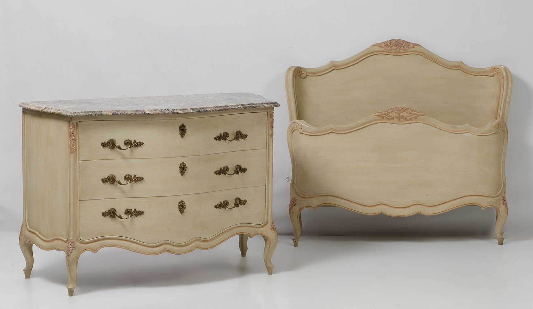 White lacquer chest of drawers with marble top 路易十五风格的抽屉柜，采用奶油色和粉红色调的雕刻和涂漆的木材。青铜&hellip;