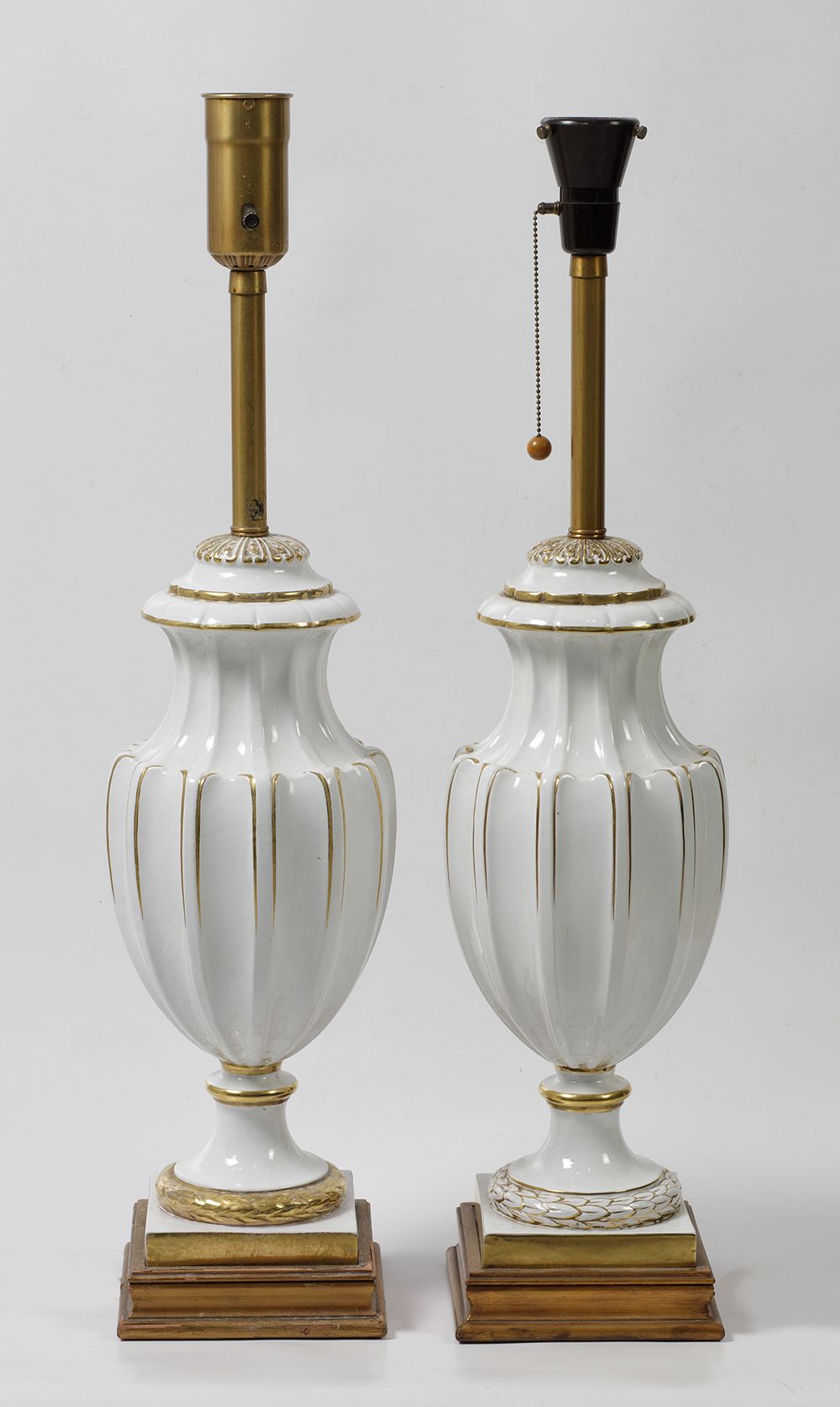 Pair of white ceramic lamps 一对陶器台灯，瓮的形式，木质底座和镀金的亮点，高90厘米。