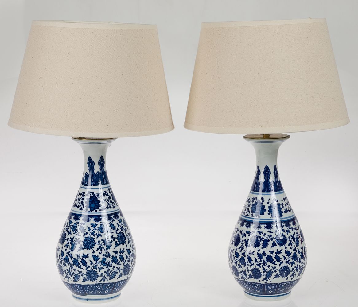 Pair of chinese porcelain chandeliers 一对钴蓝色珐琅彩的瓷灯，中国，20世纪。底座上的印记。 尺寸：51厘米，带灯罩。瓷器
