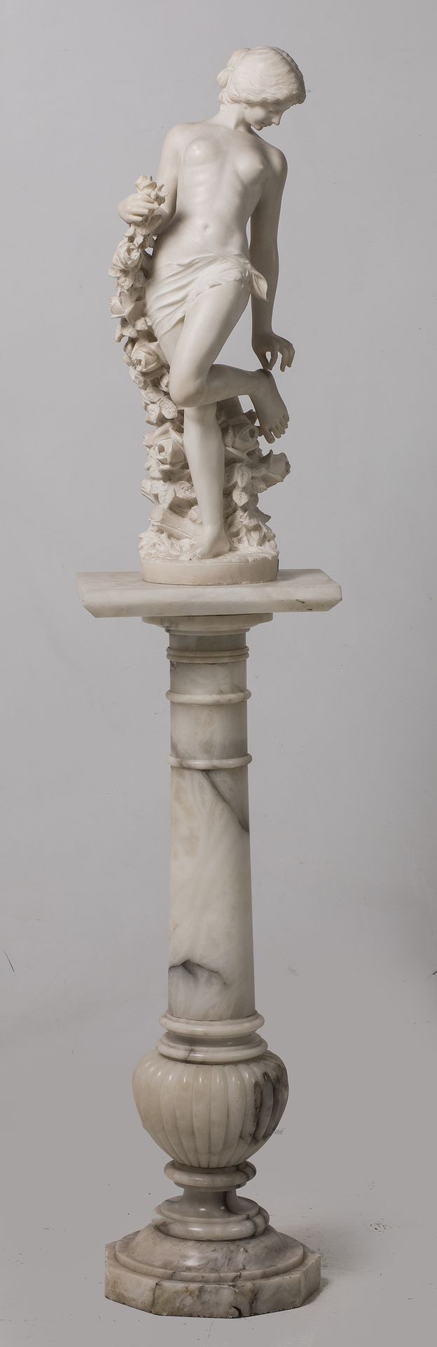 ANONYMOUS (Early 20th century) Maiden 呈现在一个柱状的支架上（封面需要重新制作），111 x 38.5 x 30.5厘米。&hellip;