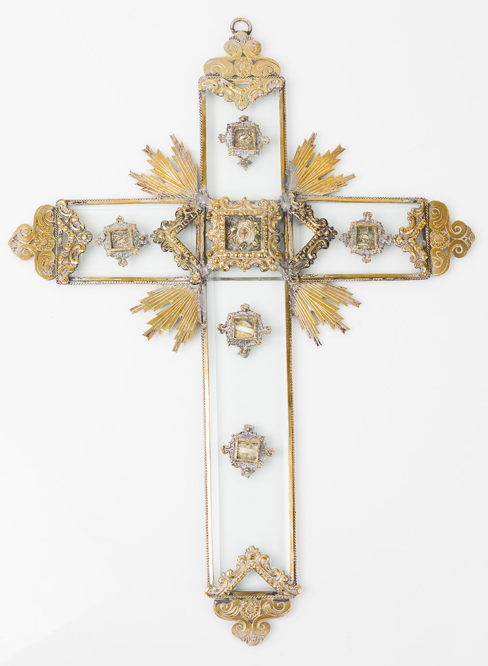 Glass reliquary cross 十字架，由玻璃制成，带有镀金的金属顶饰和贴花。.49 x 37 cm.