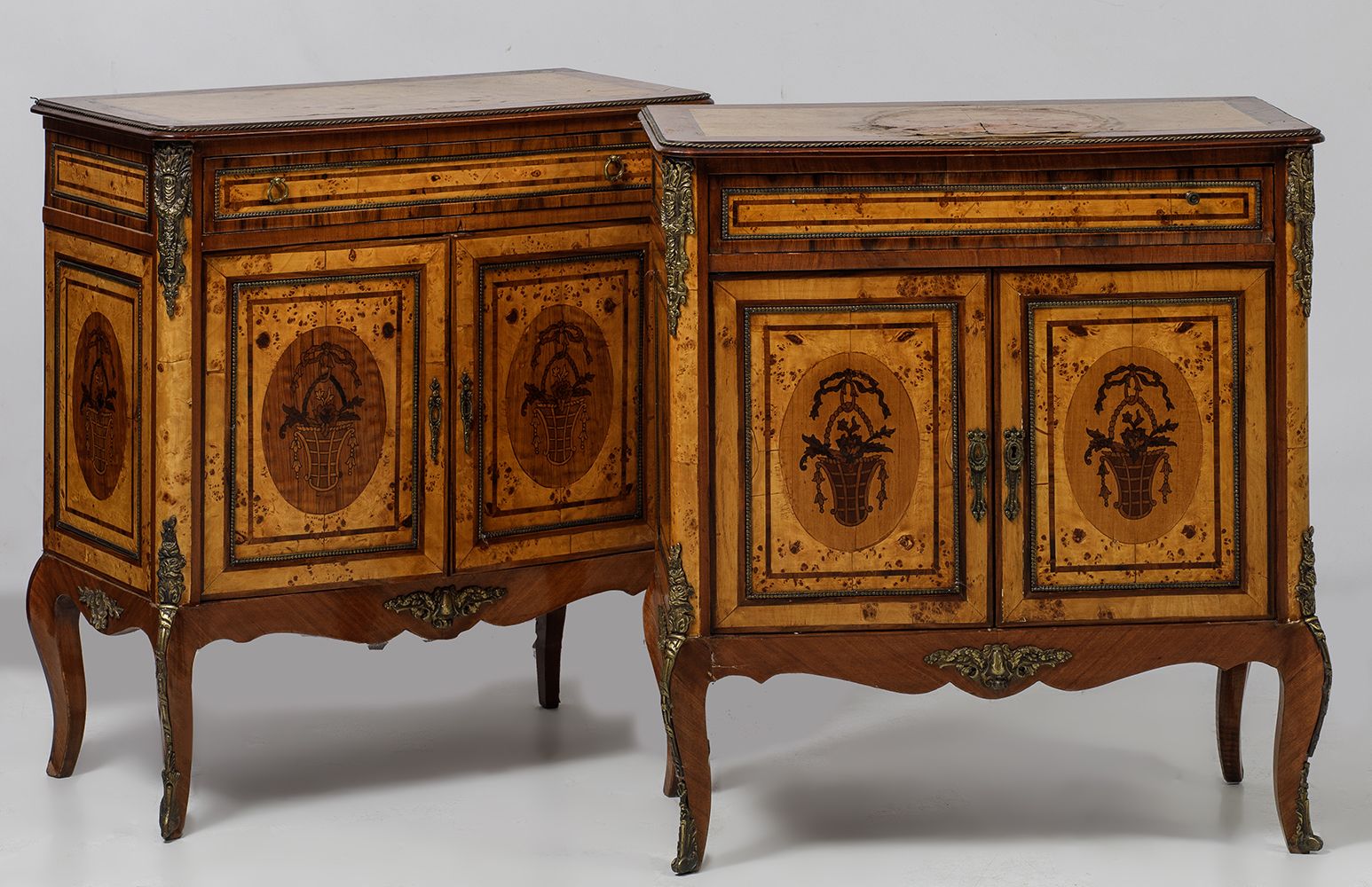 Pair of Regency-style inlaid marquetry tiles Paire de commodes de style Transiti&hellip;