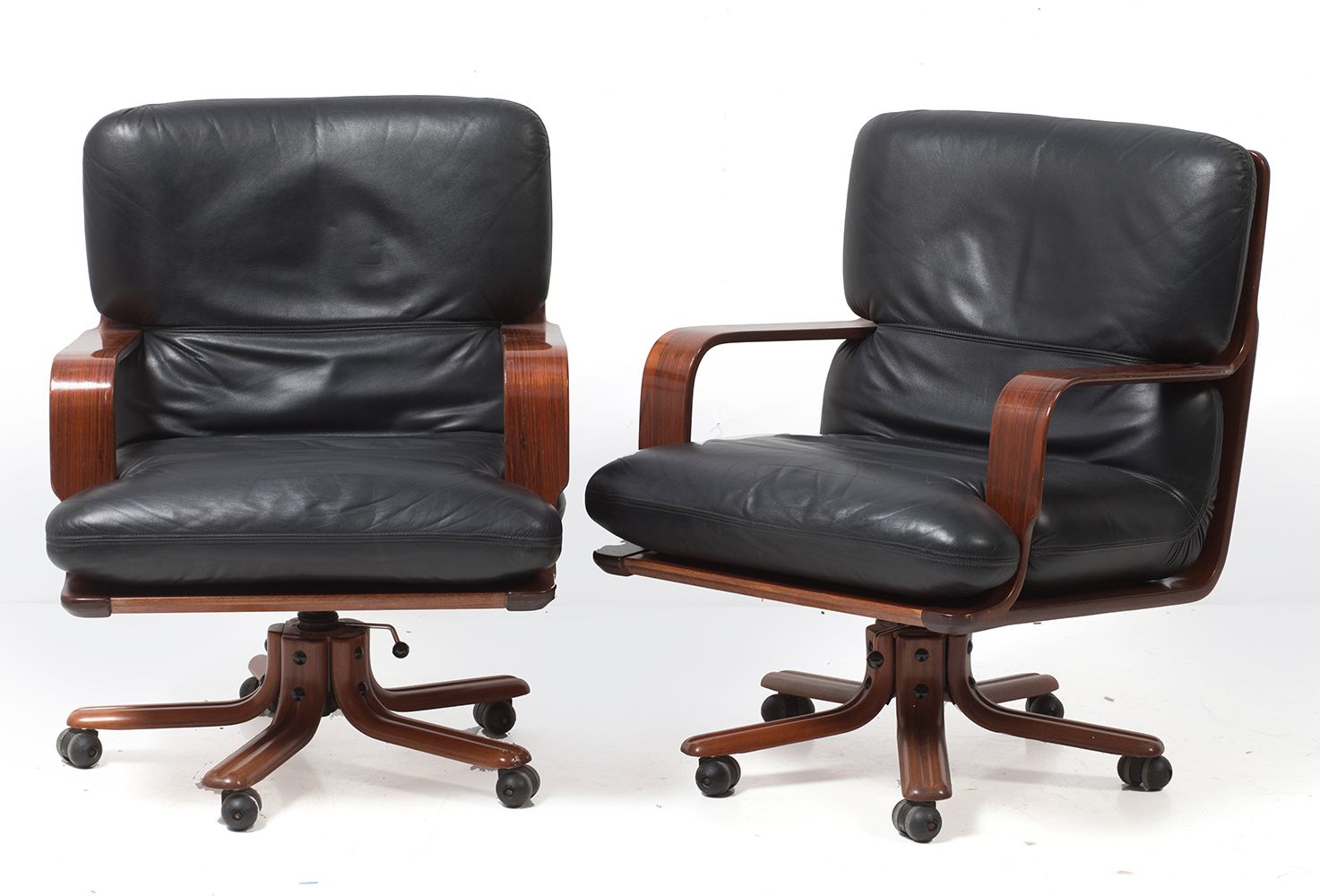 Pair of AG Barcelona armchairs 一对办公室旋转扶手椅，80年代，由AG巴塞罗那提供。座椅和靠背采用黑色皮革装饰。脚下有五个脚轮。9&hellip;