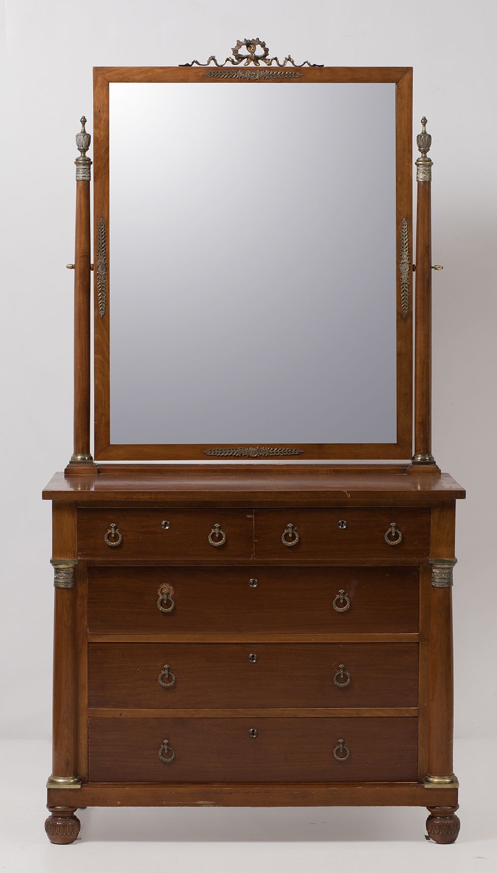Empire style dresser 帝国风格的梳妆台，20世纪。青铜器的应用。在倾斜的镜子中完成。 尺寸：203×105×56厘米。