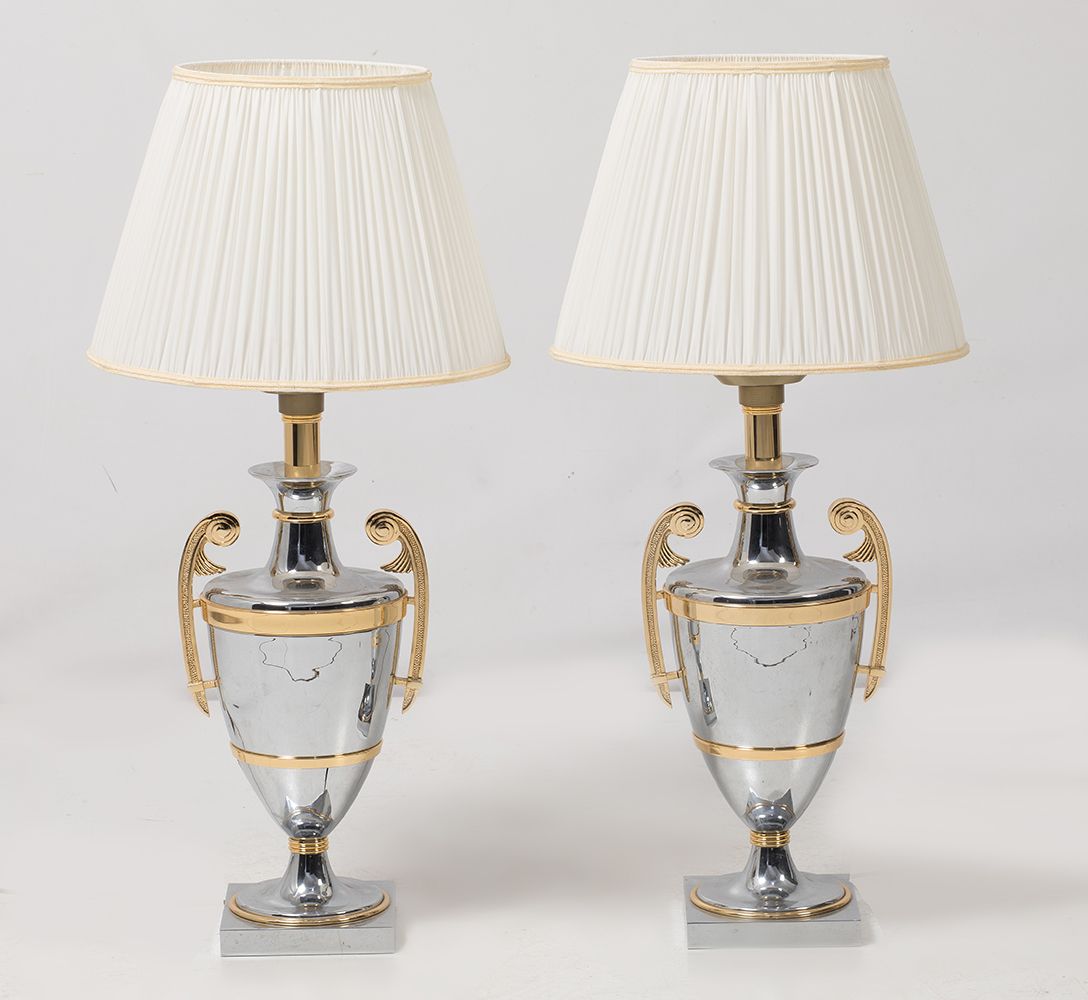 Pair of silver metal amphora lamps 一对银色和金色的金属灯，瓮的形状，Lúdica品牌。1990年代，96厘米高。
