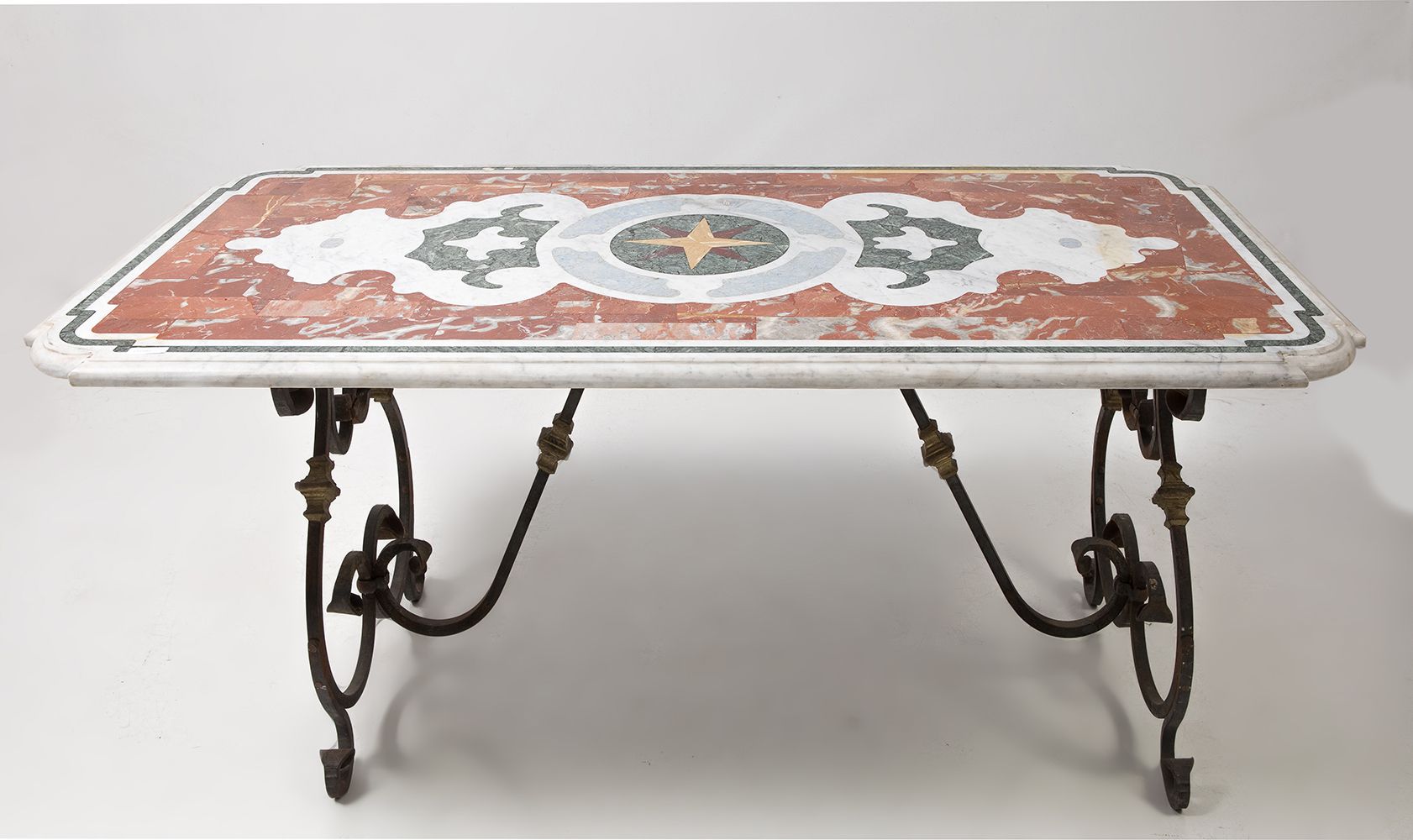 Marble table with iron base 桌子，遵循意大利模式，铁制底座和大理石桌面，20世纪中期。 尺寸：76 x 180 x 90厘米。