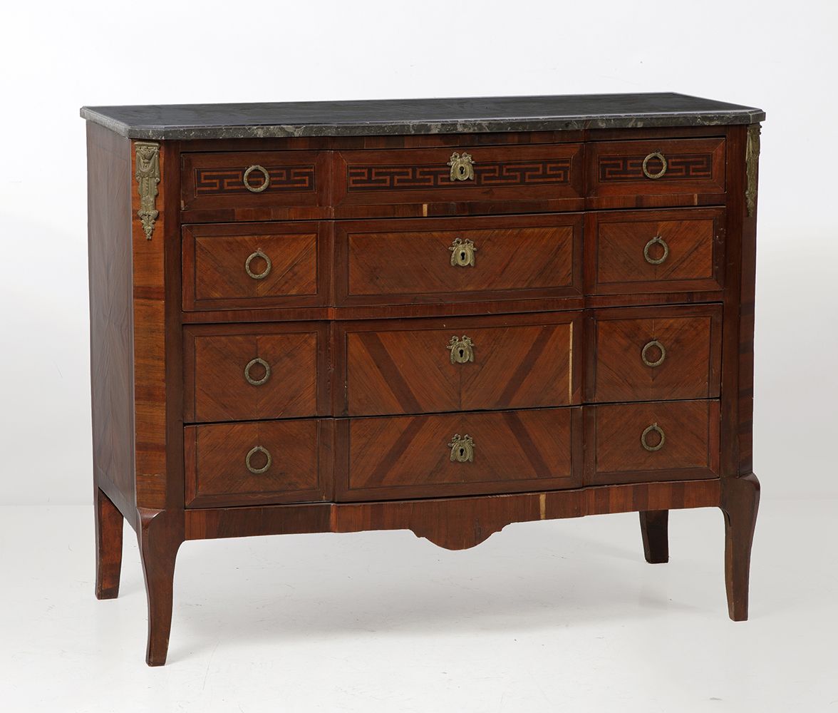 Chest of drawers with marquetry with marble top 19世纪过渡风格的抽屉柜，采用贴面木料排列的frisage。顶部&hellip;