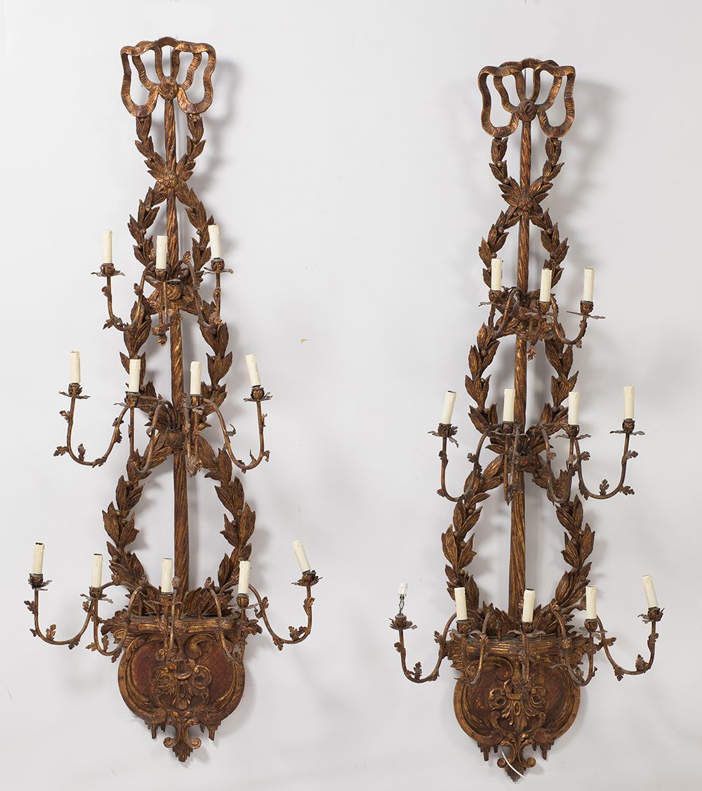 Pair of wooden wall lights iron 一对英国风格的雕花镀金木制壁灯。十二条轻盈的鎏金金属臂。缺少插座。身高：195厘米。