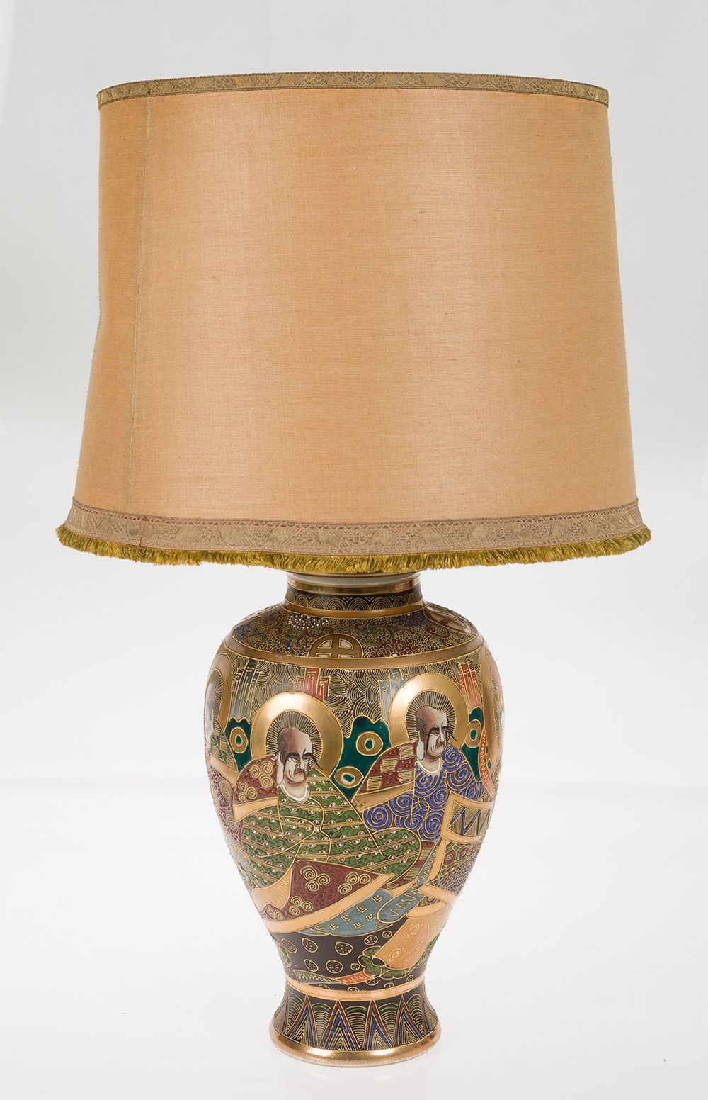 Satsuma table lamp 搪瓷花瓶形式的台灯，仿照萨摩模式。底座上有标记。 不带灯罩的高度：37厘米。瓷器