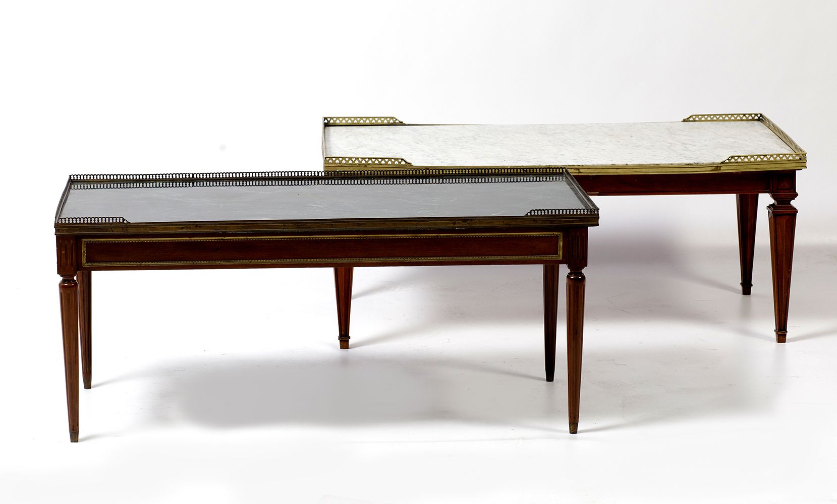 Rectangular table 清漆木制咖啡桌，上面有绿色大理石。边缘是镀金的金属。50 x 112 x 47厘米。