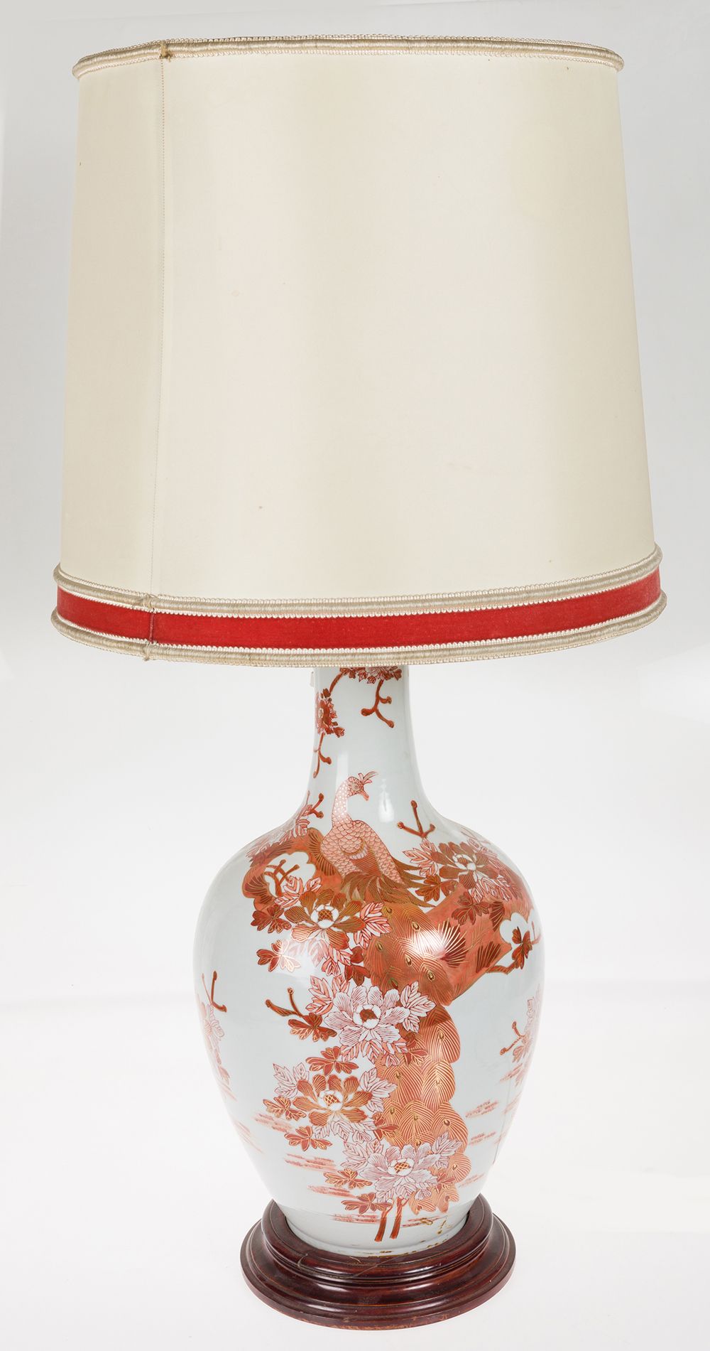 Oriental orange and white table lamp 花瓶形式的台灯，白色瓷器上有红色和金色装饰的珐琅。 模制的木质底座。(损坏的盖子) 不&hellip;