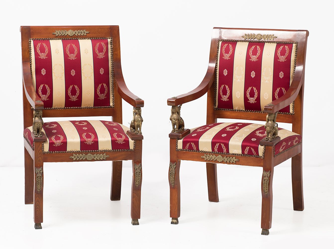 Pair of Empire armchairs 一对帝国风格的扶手椅。模拟红木的木材和镀金的金属应用。在斯芬克斯中完成的手臂。尺寸：102 x 59 x 58&hellip;