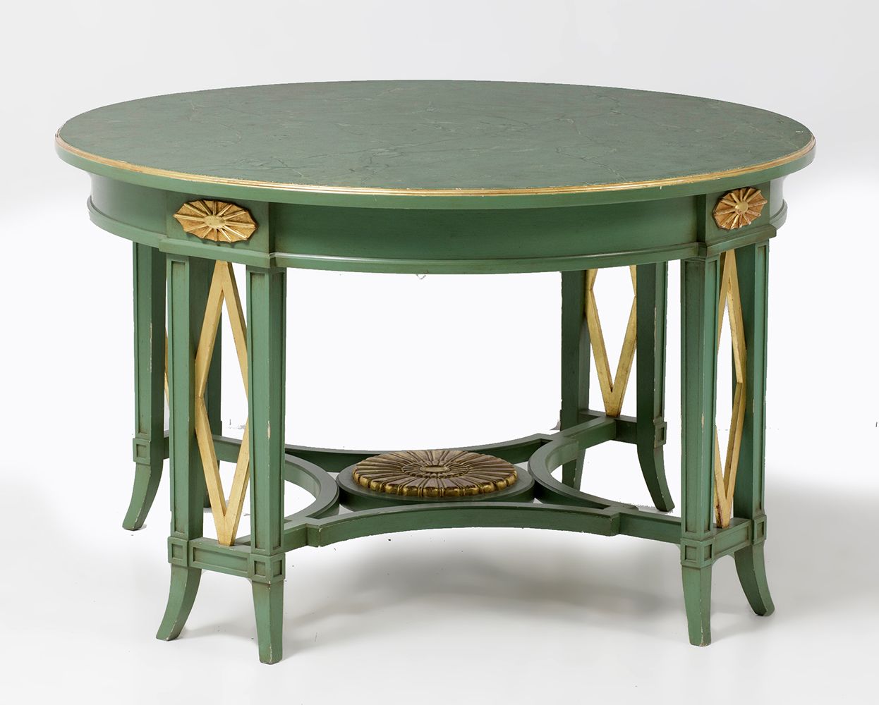 Green painted coffee table 带大理石纹和绿漆的木质茶几，有鎏金亮点。74 x 123厘米。