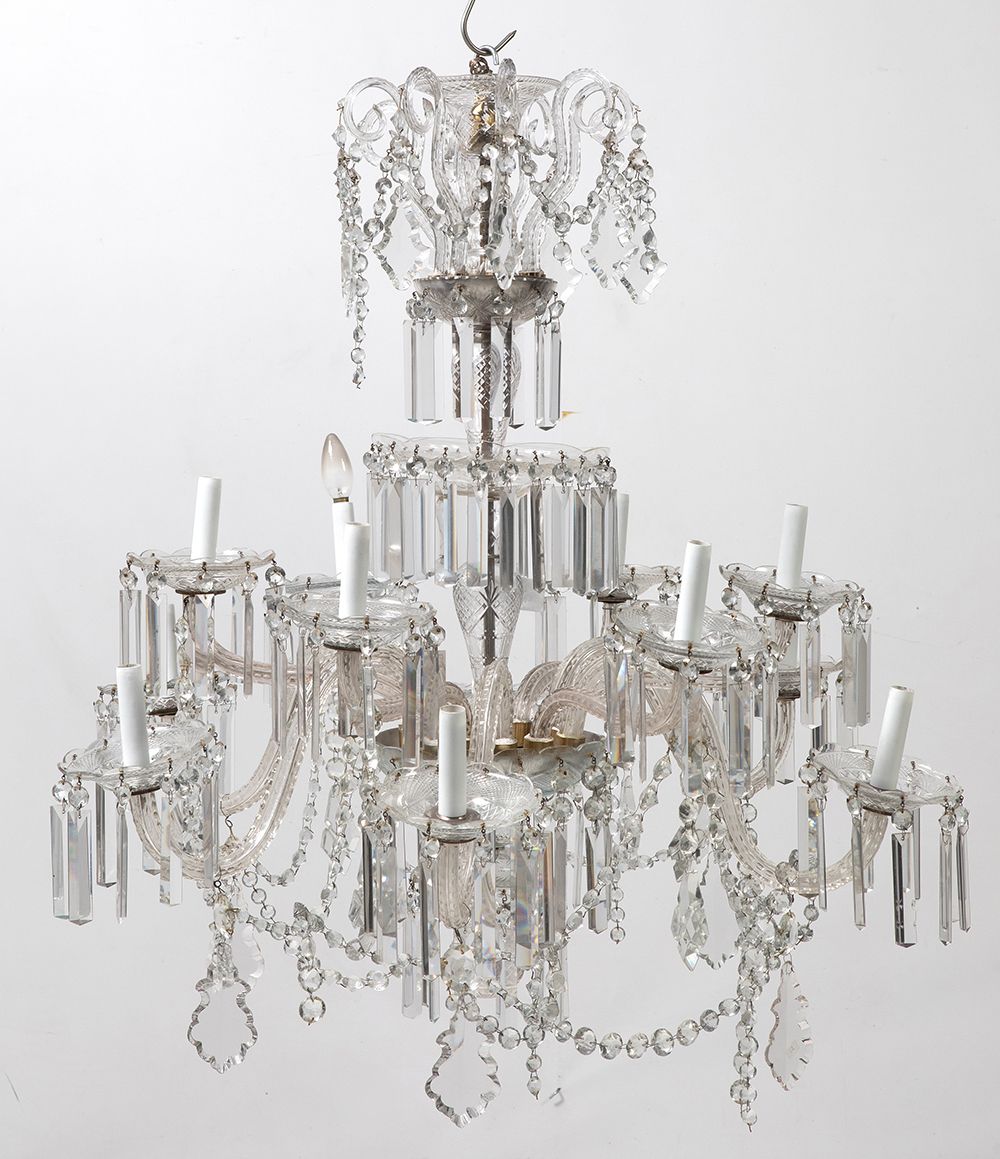 Glass ceiling lamp, Spain, early 20th c. 十二灯水晶顶灯，西班牙，20世纪初 用水晶珠子组成花环，棱镜和蒲公英。一些花环&hellip;