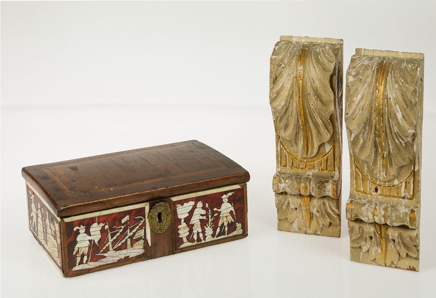 Bone and tortoiseshell case 古董木制梳妆盒，骨质和玳瑁贴面，木制盖子，内部有隔层（缺失）。底部有查封委员会的标签 尺寸：10 x 3&hellip;