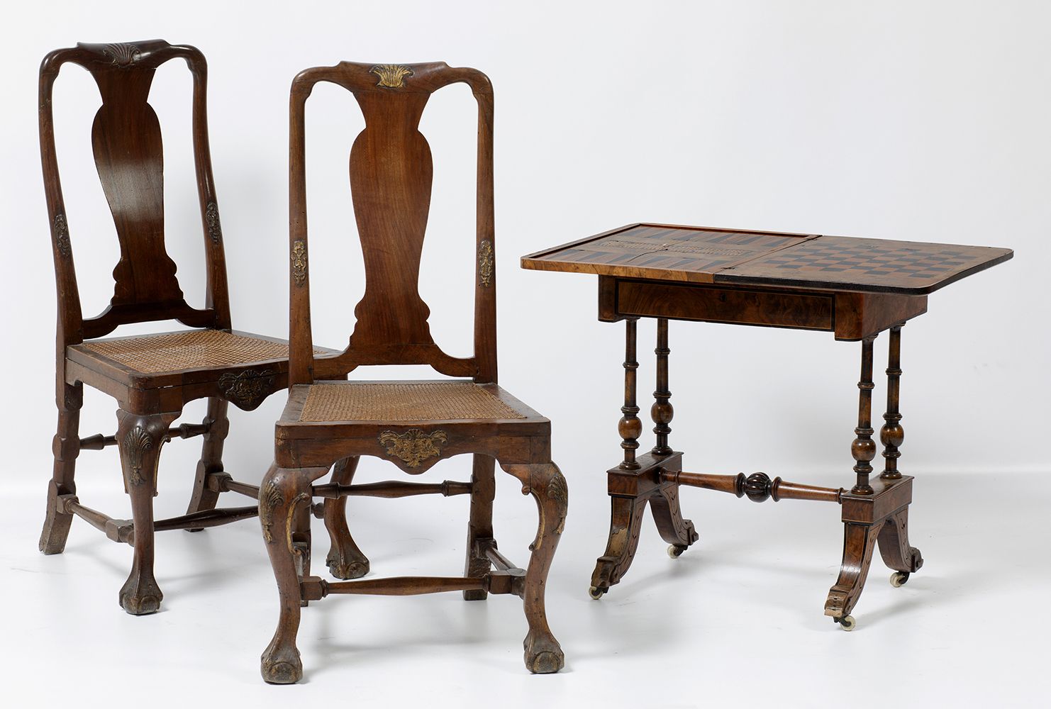 Game table Table de jeu du XIXe siècle en bois de racine. Dessus de livre avec d&hellip;