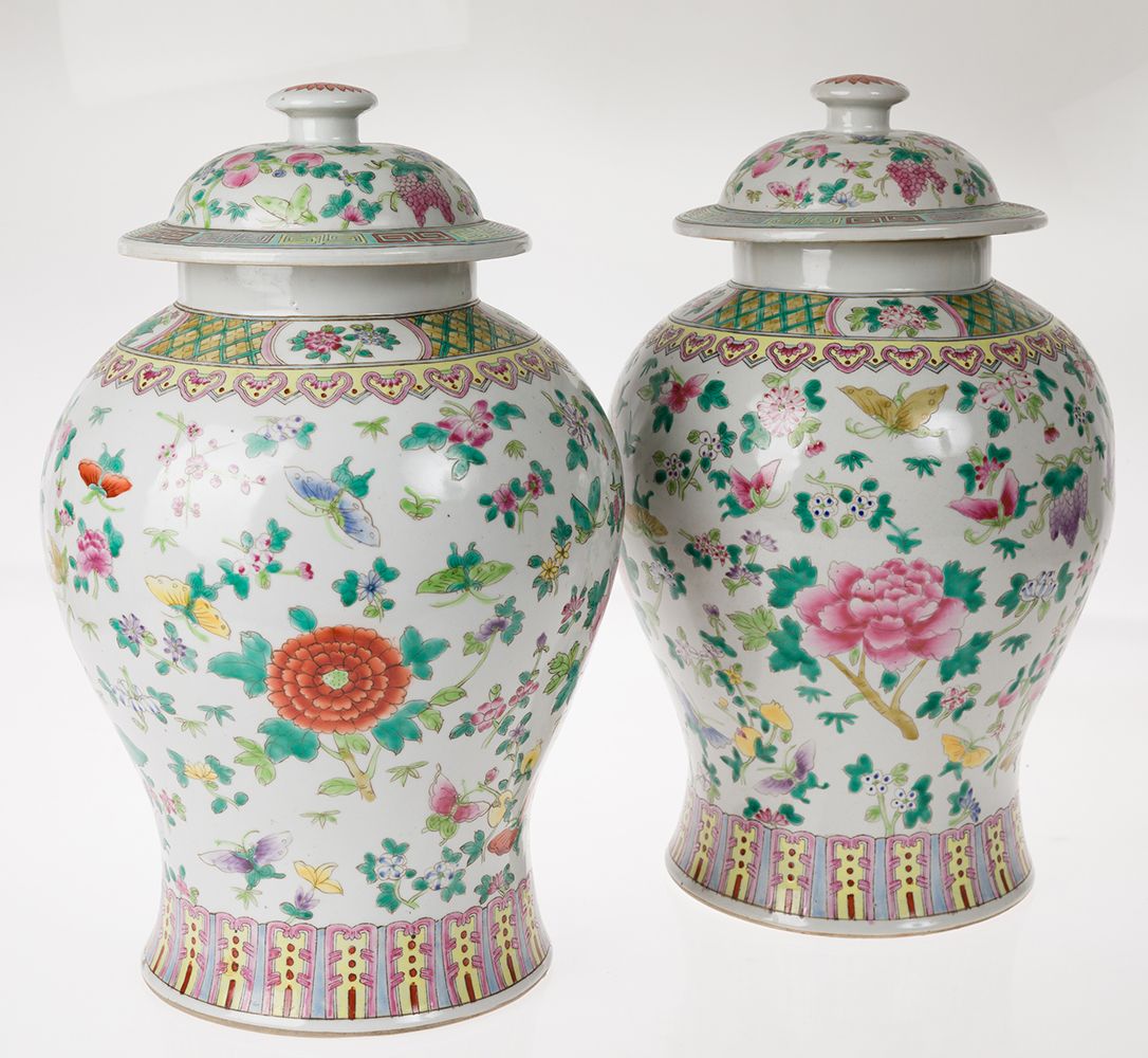 Pair of porcelain china tibores 瓷器盖子的一对手镯 粉红家族，中国，S.XX 花和蝴蝶的装饰。底座上有标记。42厘米。