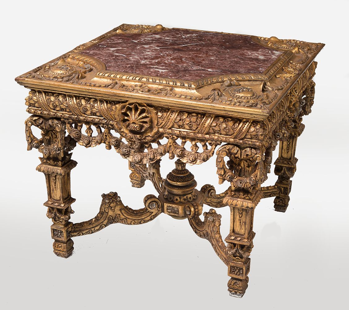 Gold coffee table with marble top 路易十四风格的咖啡桌，雕刻和镀金的木头和红色大理石桌面。二十世纪中期。尺寸：82 x 100&hellip;