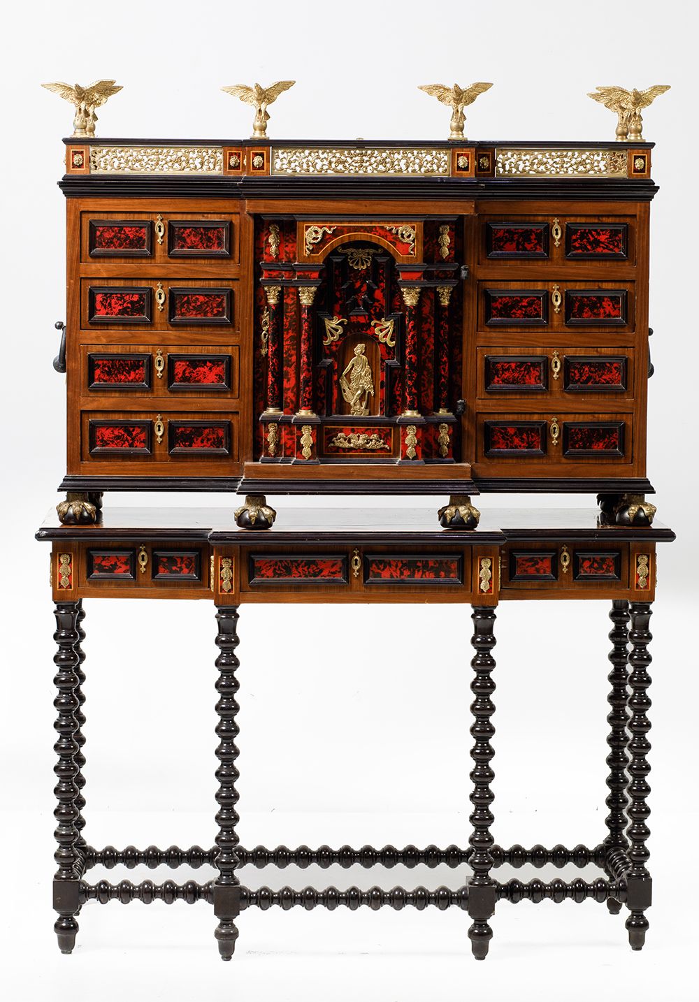 Waste bin unit with table applications 荷兰风格的废纸篓，遵循17世纪的模式，有镀金的黄铜应用和模拟玳瑁的板，20世纪。松&hellip;