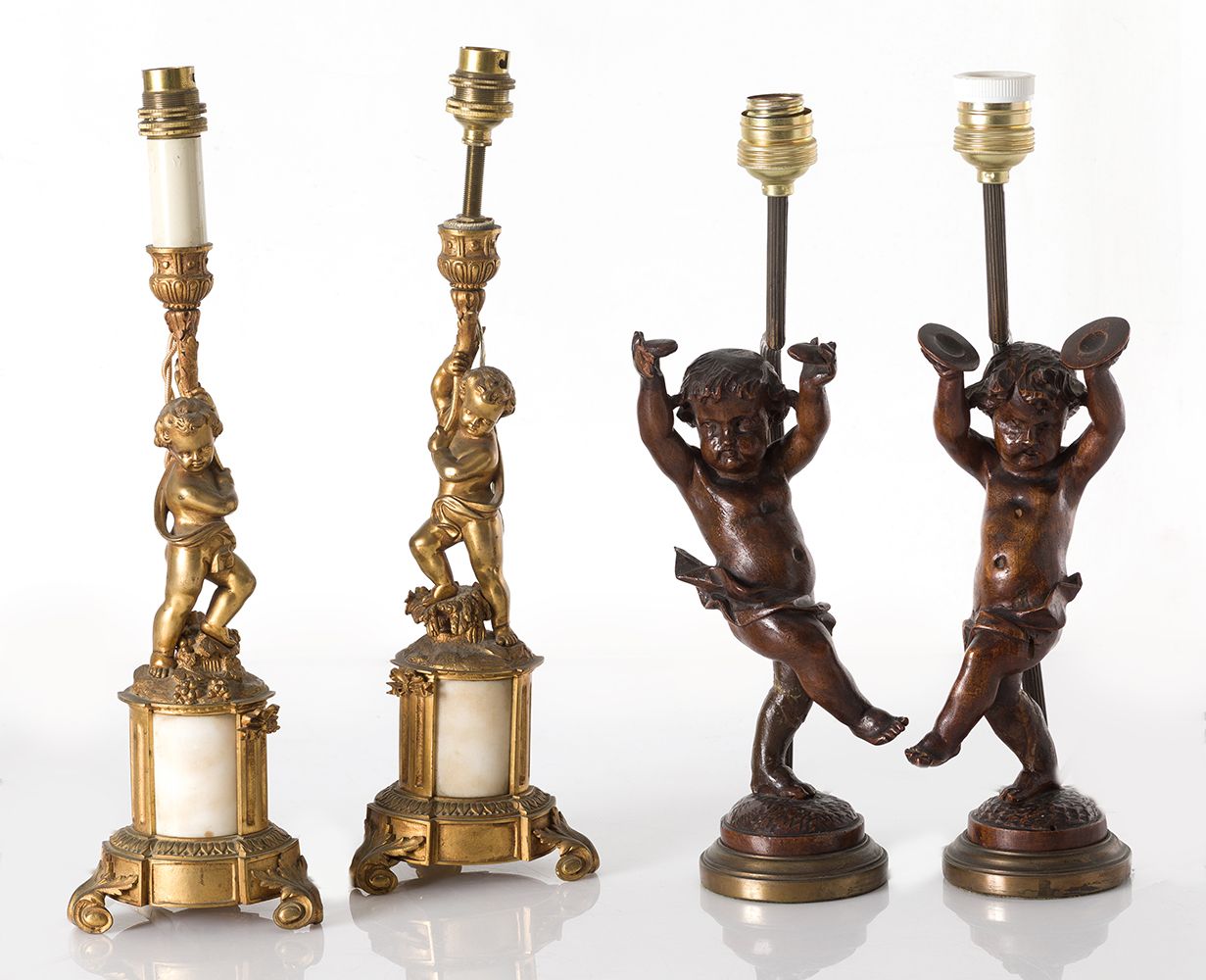 Pair of bronze and alabaster chandeliers 一对青铜和雪花石的台灯，造型是手持丰饶之角的小巴基人。一个烛台不见了。40厘米&hellip;