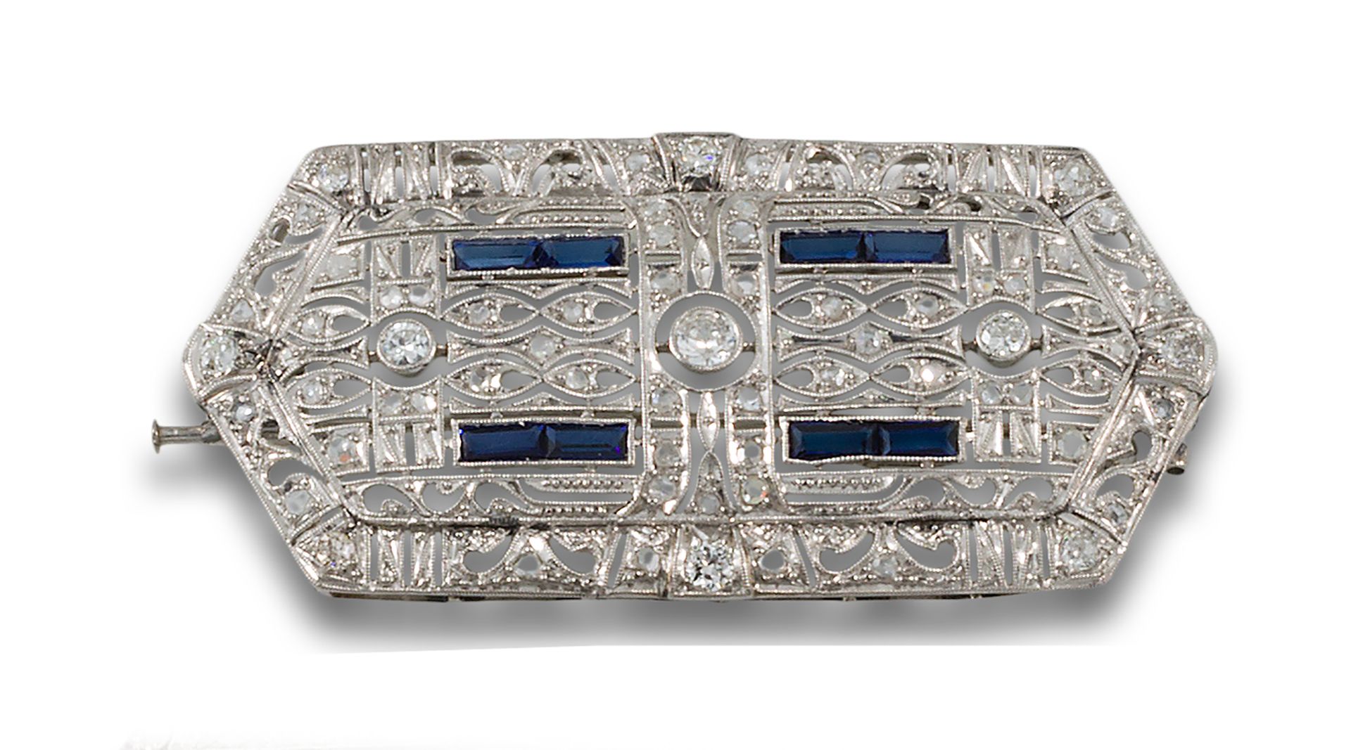 ART DECO BROOCH WITH DIAMONDS AND SYNTHETIC SAPPHIRES, IN PLATINUM 一枚铂金装饰艺术板胸针，几&hellip;
