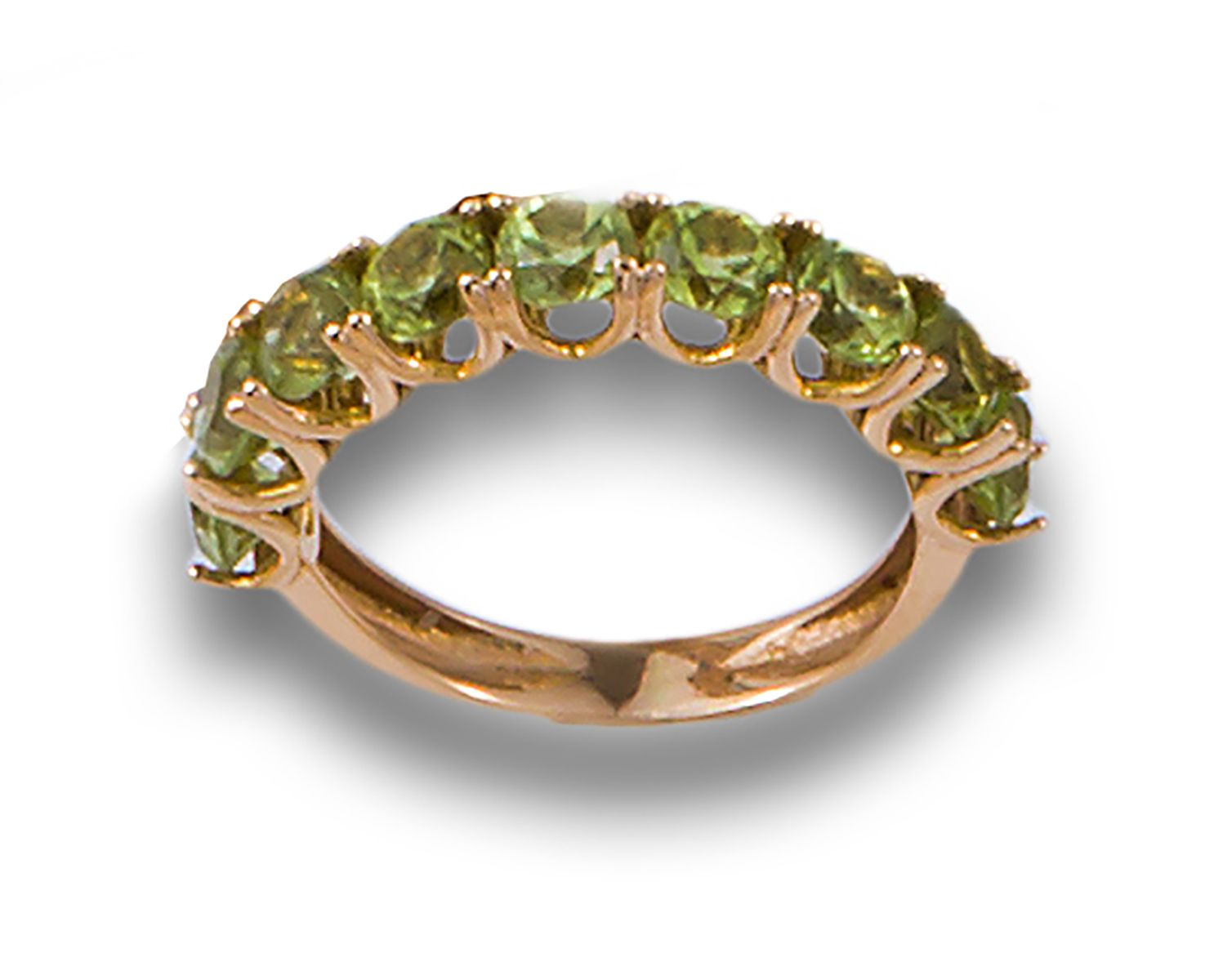 PERIDOT HALF WEDDING RING 18kt.玫瑰金半婚戒，由九颗橄榄石组成，圆形切割，估计重量为2.55克拉。