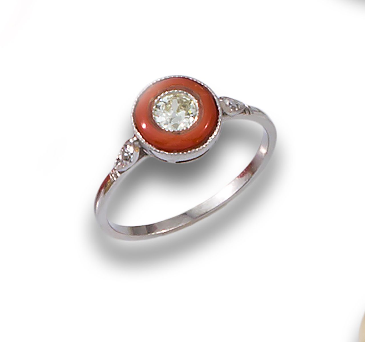 SOLITAIRE CORAL RING, DIAMOND CENTRE 戒指，鸟眼式，铂金，珊瑚和钻石中心，老式切割，估计为0.20克拉。