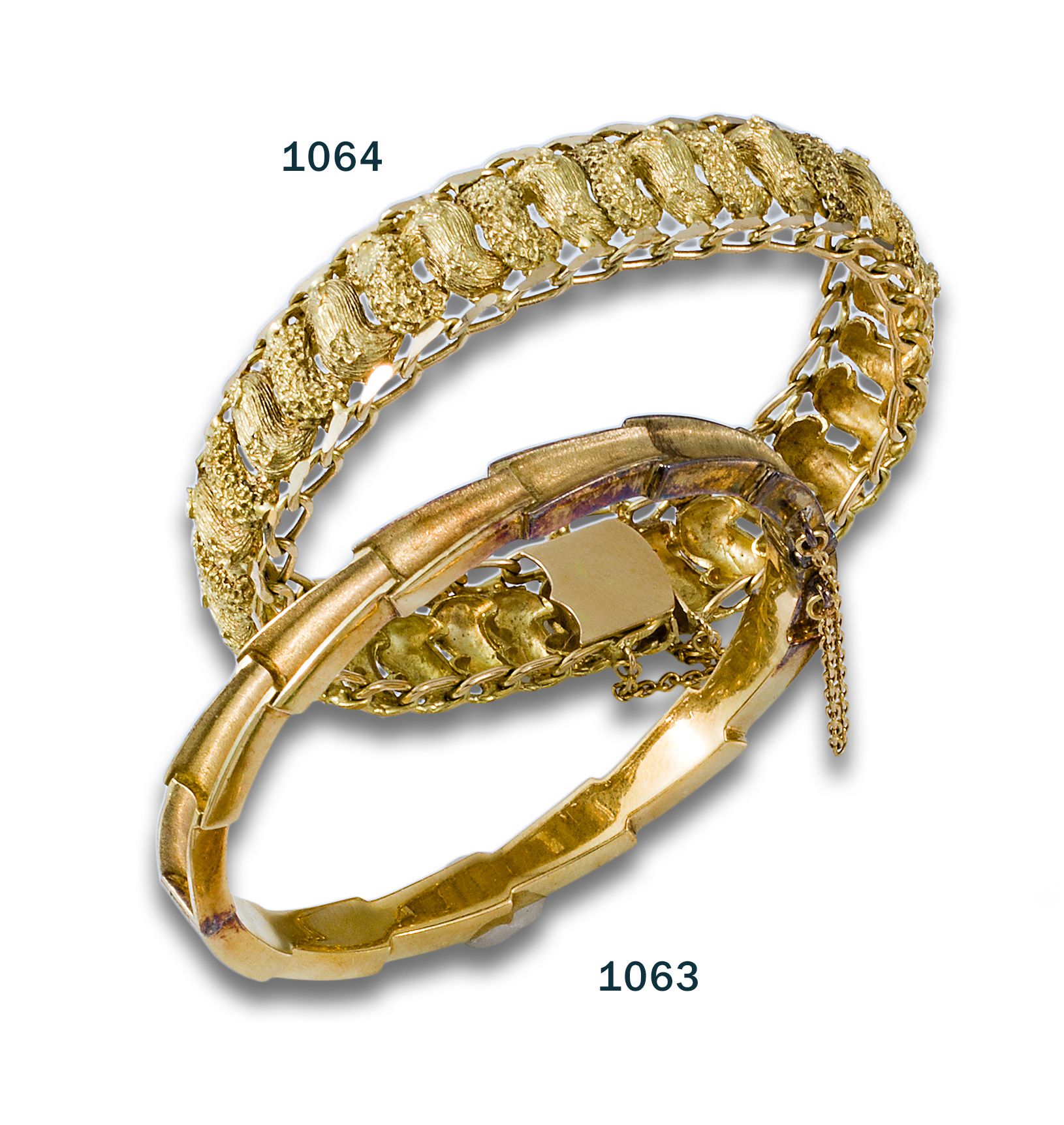 Rigid bracelet, 70's, 18kt yellow gold 硬质手镯，70年代，18K黄金。带安全链。重量：35.60克。