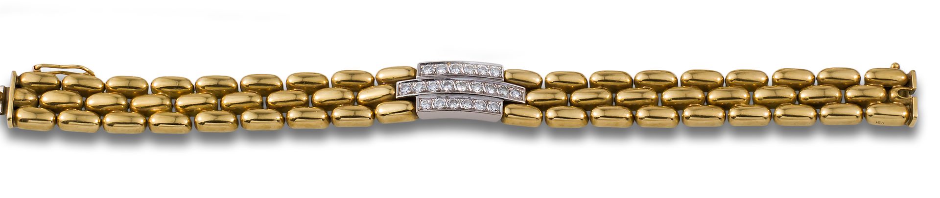 YELLOW GOLD AND DIAMOND BRACELET 手镯，1980年代，18K黄金和18K白金正面，中央有三排明亮式切割钻石的细节，估计重量为1克&hellip;